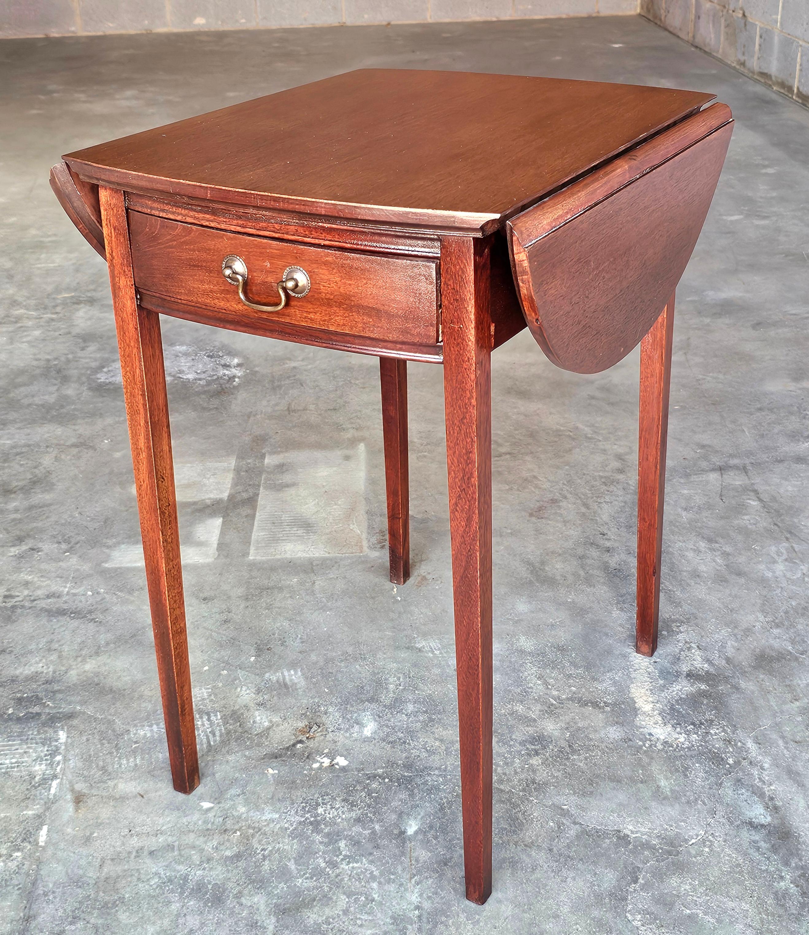 Mid Century Federal Style Mahogany Single Drawer Drop Leaf Side Table For Sale 7
