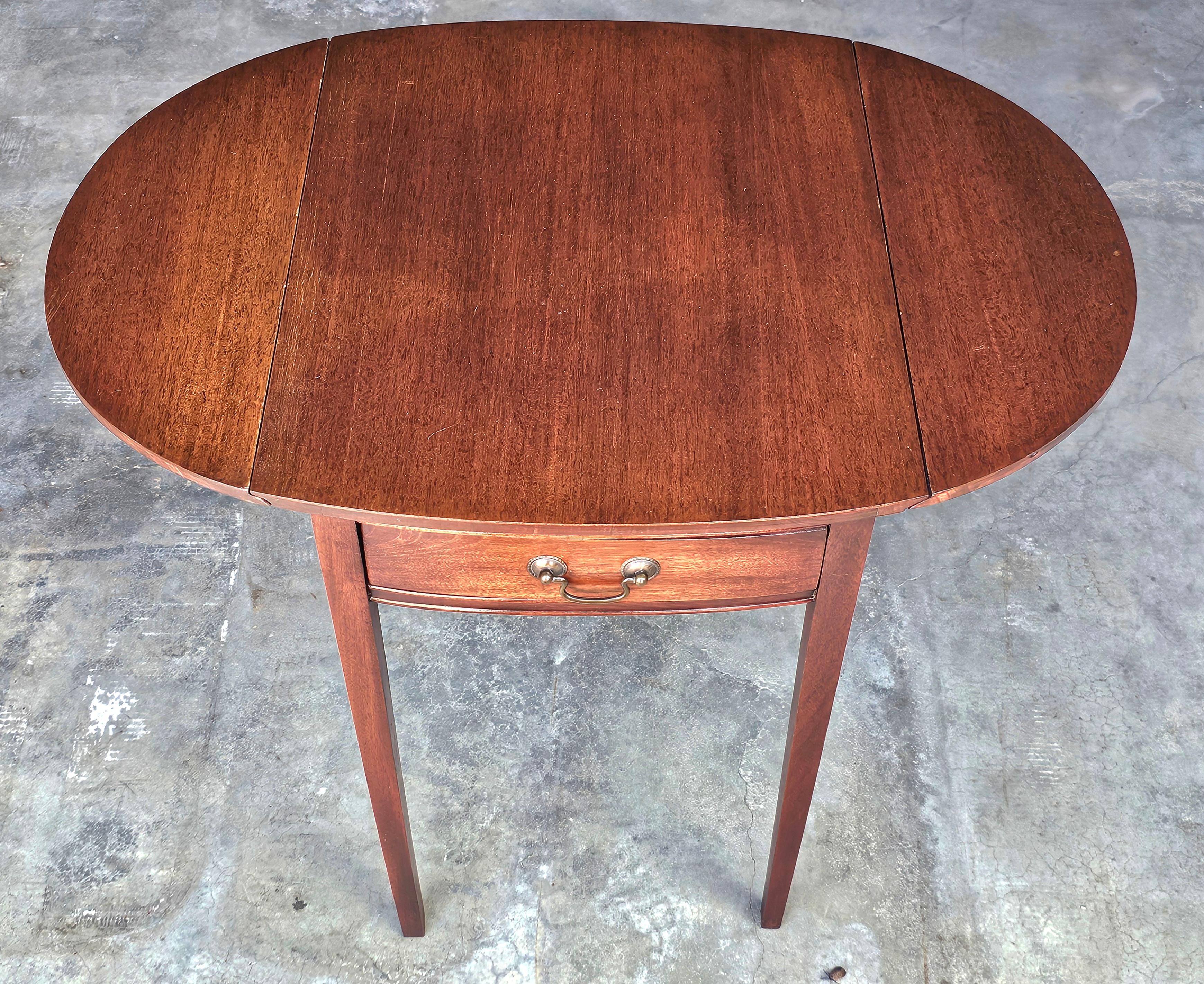 Mid Century Federal Style Mahogany Single Drawer Drop Leaf Side Table In Good Condition For Sale In Germantown, MD