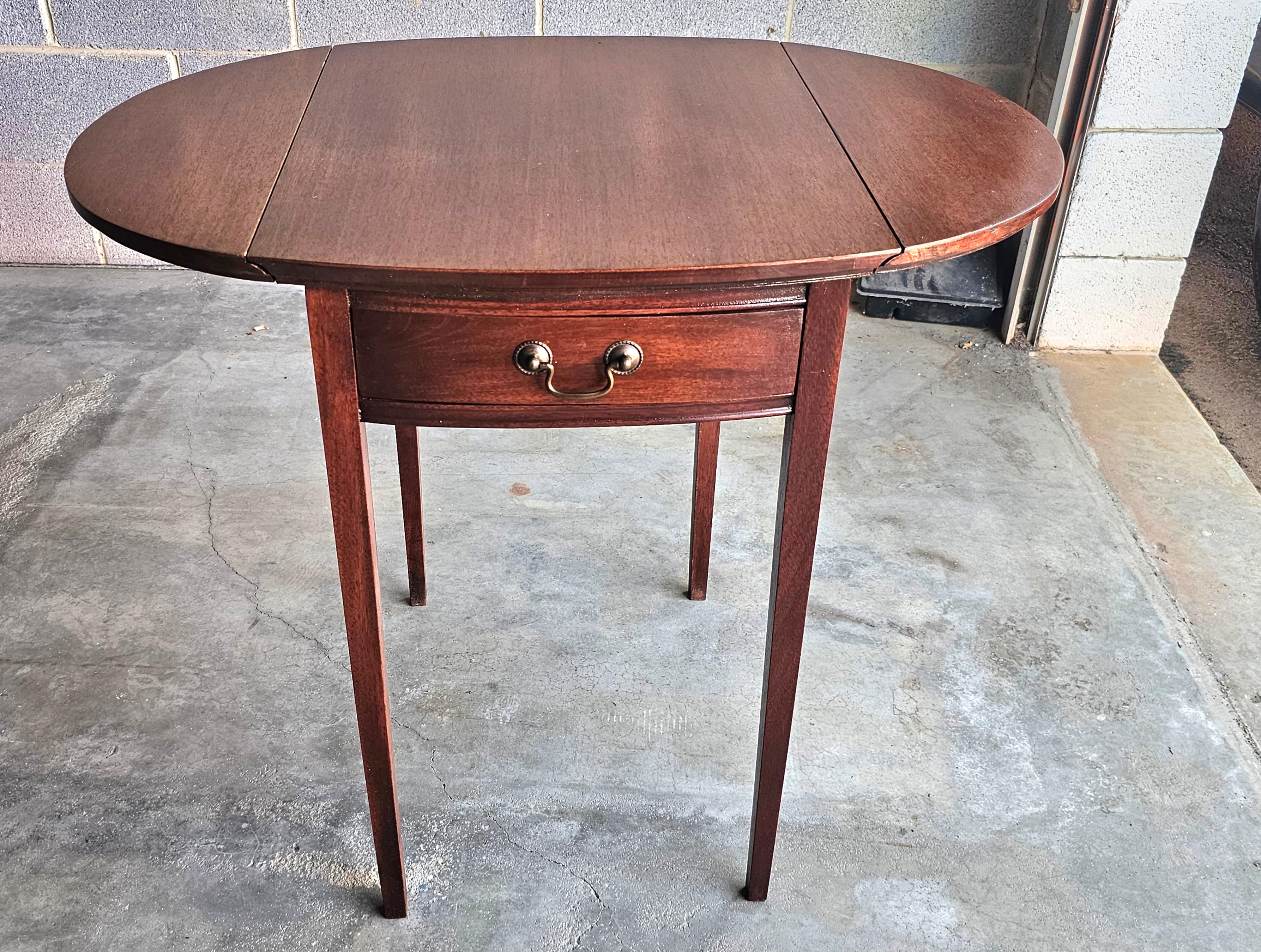 Mid Century Federal Style Mahogany Single Drawer Drop Leaf Side Table For Sale 1