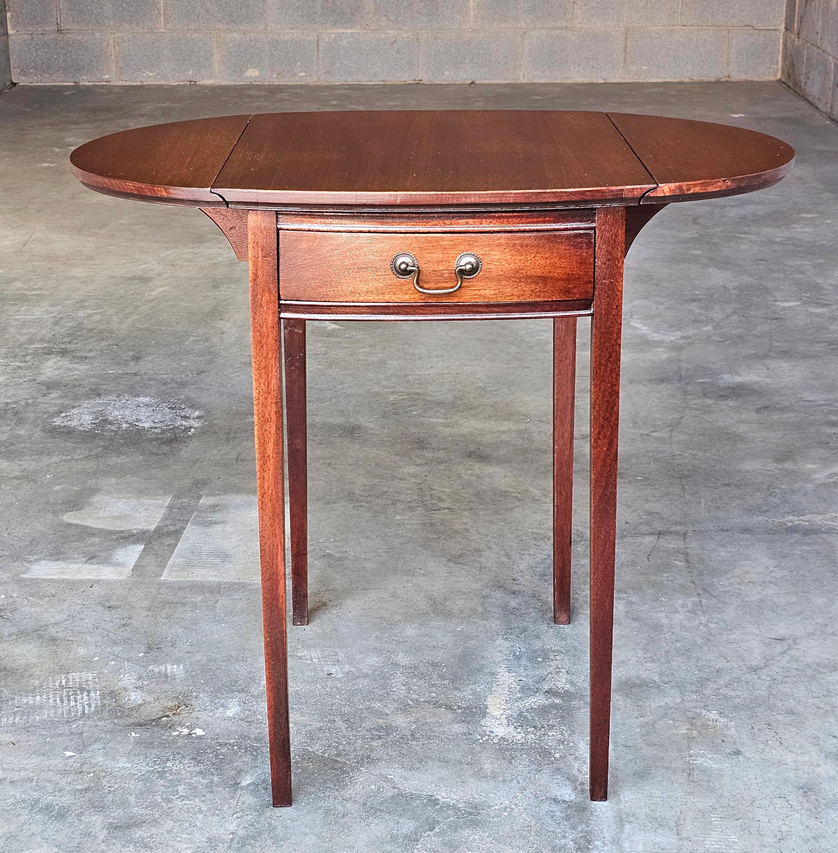 Mid Century Federal Style Mahogany Single Drawer Drop Leaf Side Table For Sale 2