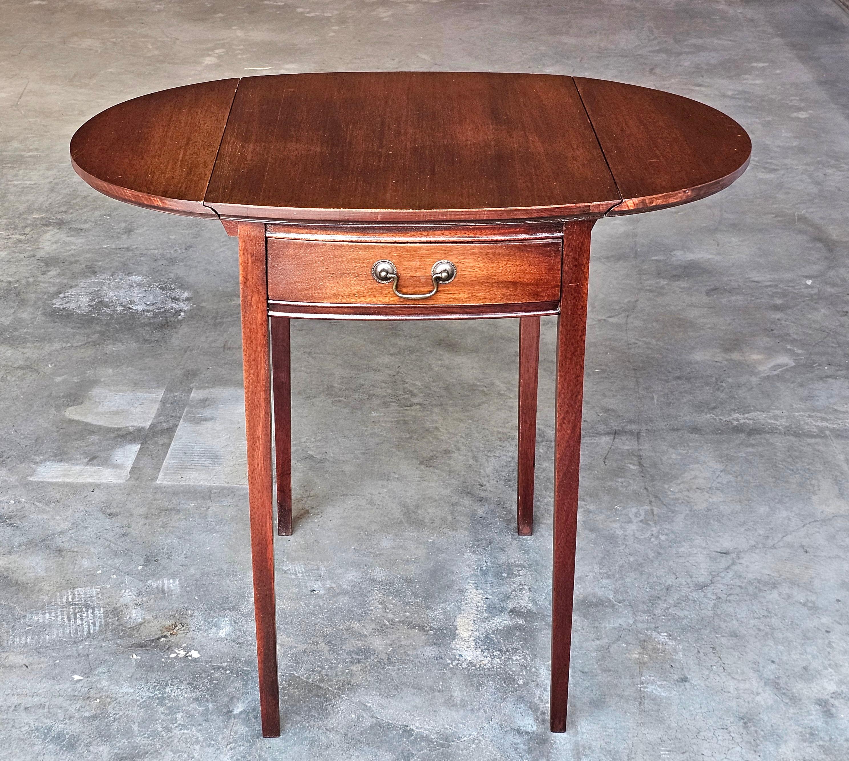 Mid Century Federal Style Mahogany Single Drawer Drop Leaf Side Table For Sale 3