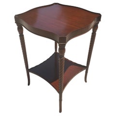 Mahagoni-Beistelltisch im Federal-Stil mit zwei Ebenen und Barley-Twist, Mitte des Jahrhunderts