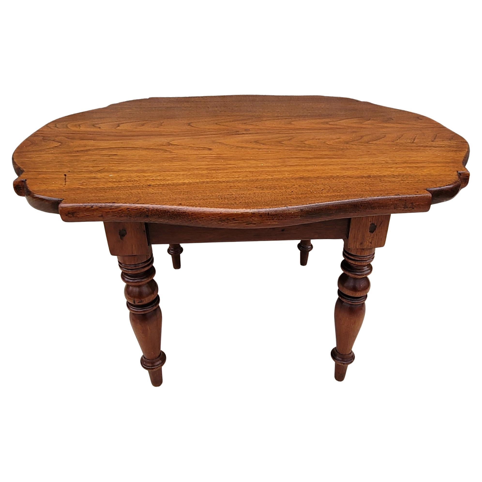 Table basse d'appoint en acajou, pieds tournés, style fédéral du milieu du siècle Table à thé