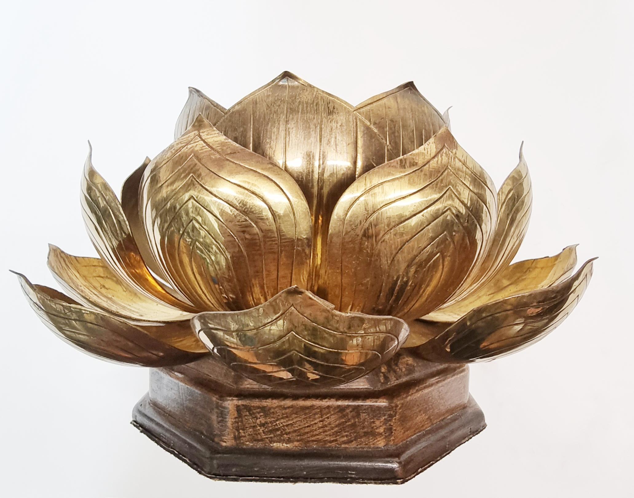 Feldman Brass Lotus Table Lamp
Mid century modern style.

Manufactured by Feldman Lighting, Los Angeles, USA, 1960s.

Brass blooming brass lotus form
Over octagonal shaped wooden plinth. Porcelain socket & cloth wire in good condition.
Could be used