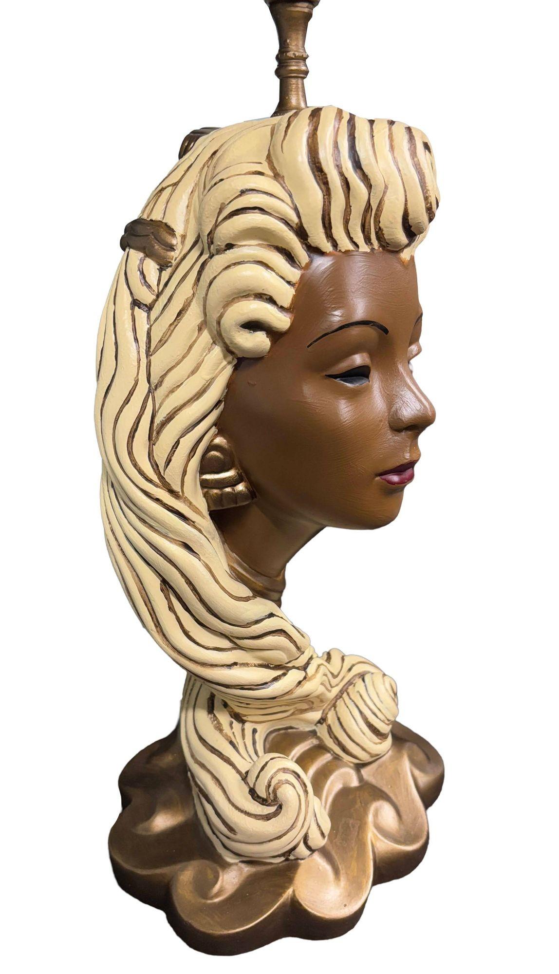 Americano Lampada in gesso con busto femminile di metà secolo in vendita
