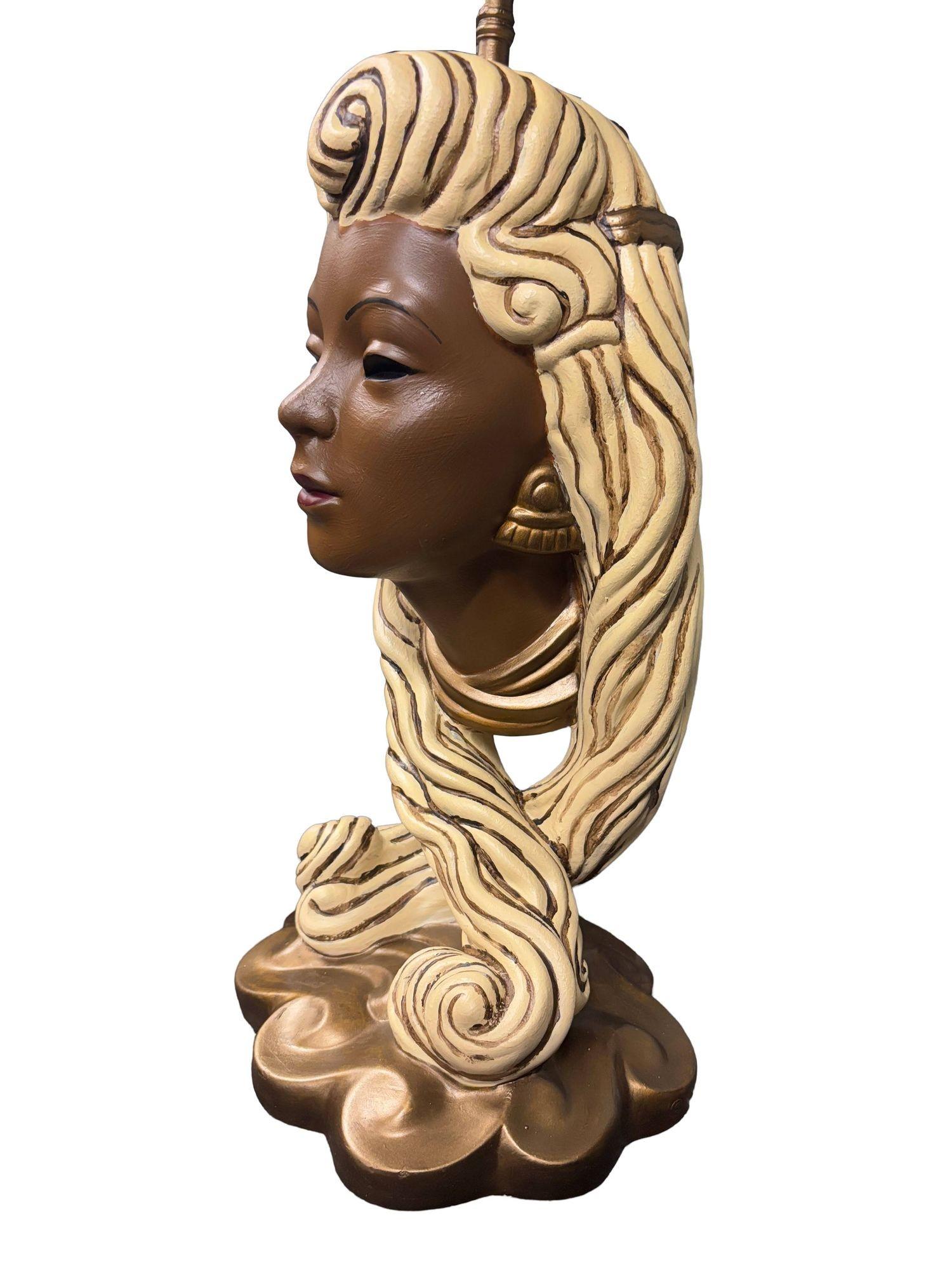 Lampada in gesso con busto femminile di metà secolo In condizioni ottime in vendita a Van Nuys, CA