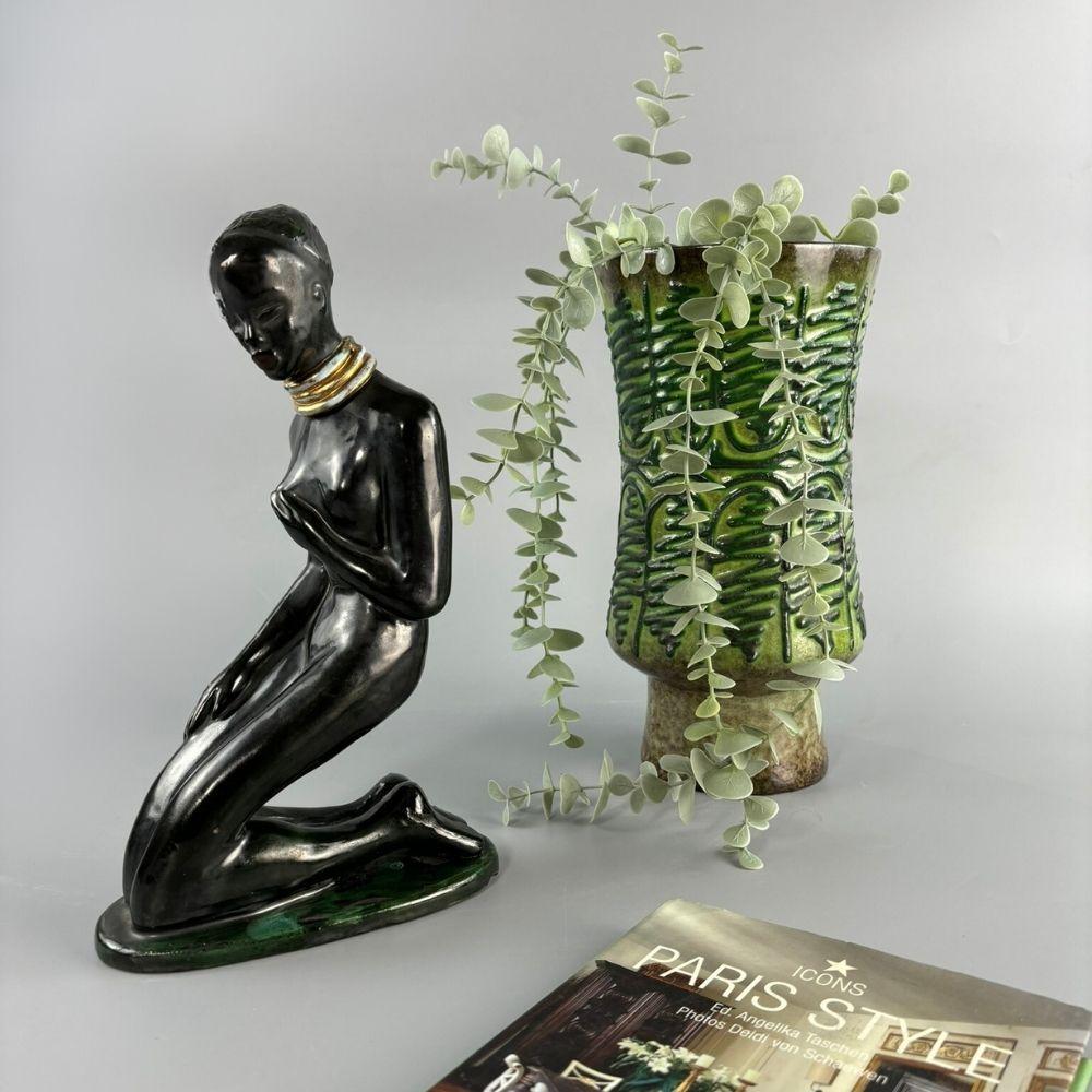 Sculpture féminine du milieu du siècle avec abat-jour en soie noire, turquoise et or par Izsépy en vente 5