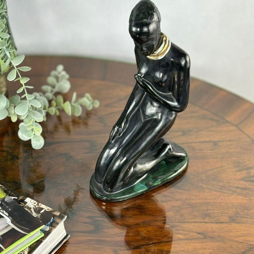 Mid-Century Modern Sculpture féminine du milieu du siècle avec abat-jour en soie noire, turquoise et or par Izsépy en vente