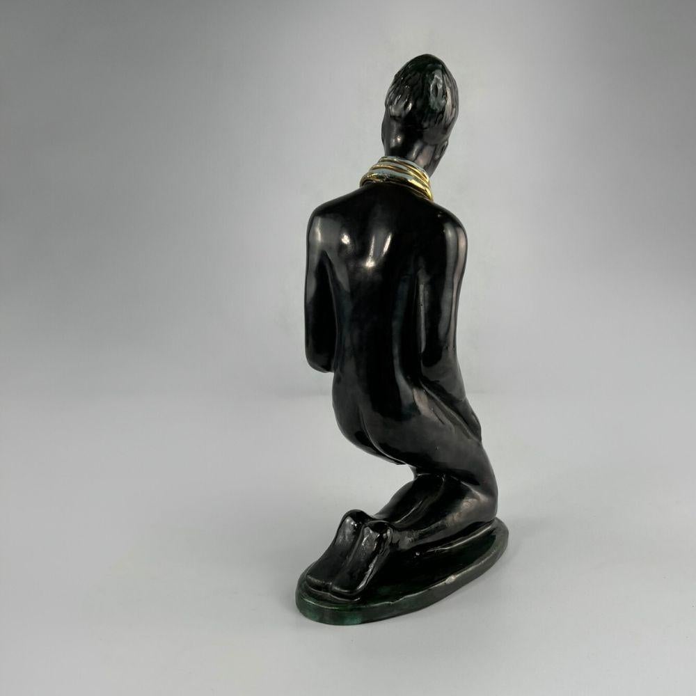 Milieu du XXe siècle Sculpture féminine du milieu du siècle avec abat-jour en soie noire, turquoise et or par Izsépy en vente