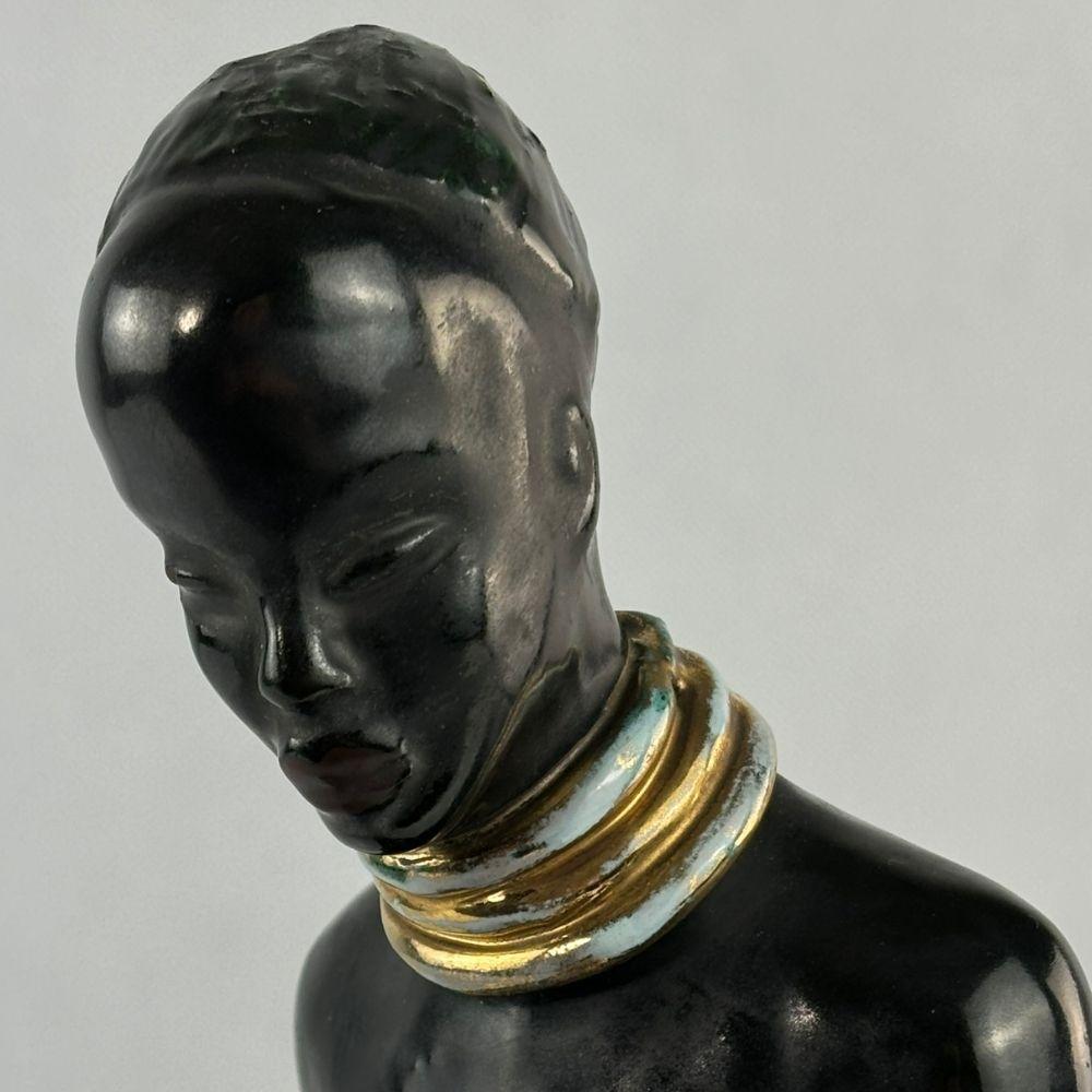 Céramique Sculpture féminine du milieu du siècle avec abat-jour en soie noire, turquoise et or par Izsépy en vente