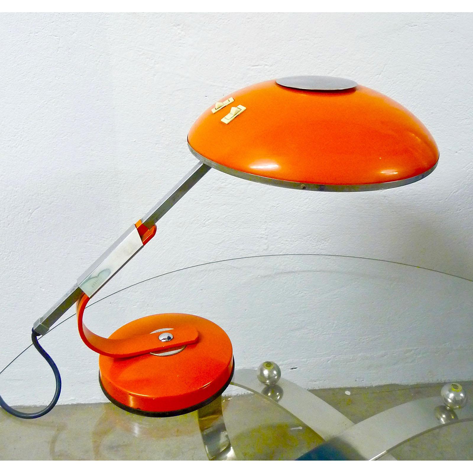 Mid-century desk lamp designed by Ferdinand Solere for SolR Paris, France 1950s, orange lacquered metal, with a telescopic stainless steel arm to lengthen it.
The light source is surrounded by a translucent blue plastic globe 