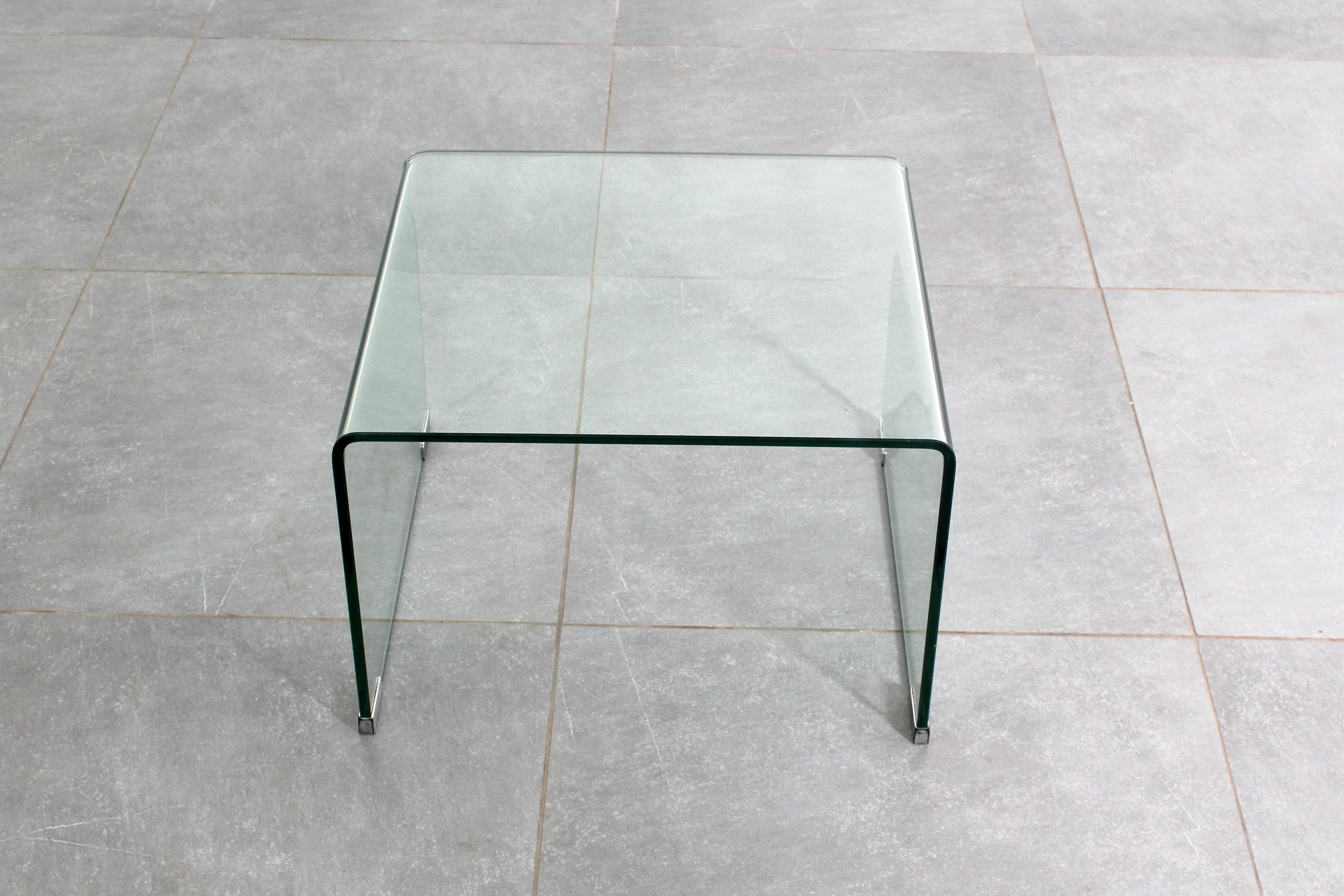 Table basse élégante en verre bombé et dépoli en vert Nil. Dans le style de la FIAM, l'Italie des années 70. Usure conforme à l'âge et à l'utilisation.