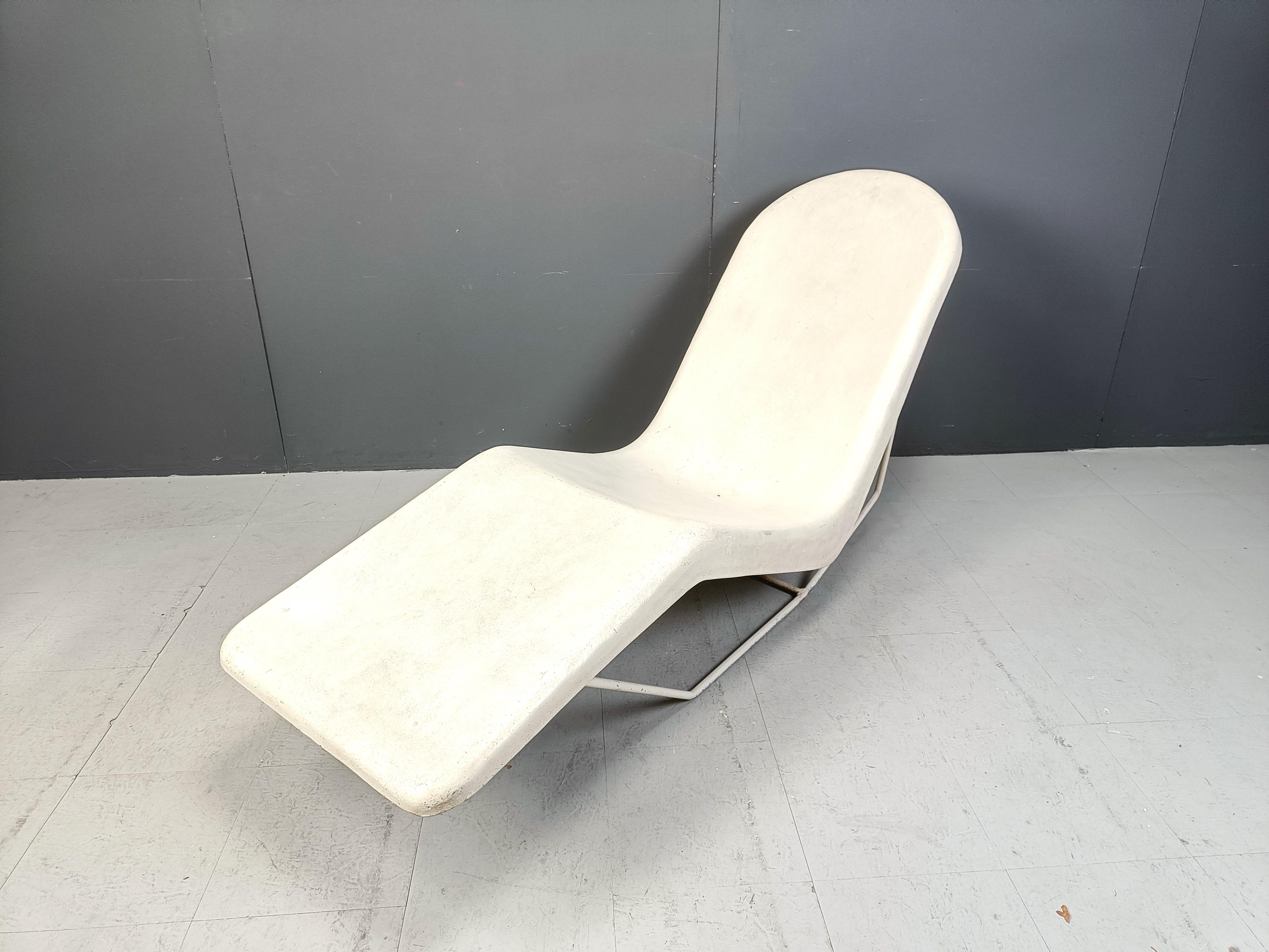 Chaise longue du milieu du siècle réalisée à partir d'une coque en fibre de verre montée sur une structure en métal blanc.

Chaise joliment patinée qui plaira aux amateurs de vintage.

Un design intemporel, digne de l'ère spatiale.

Convient à un