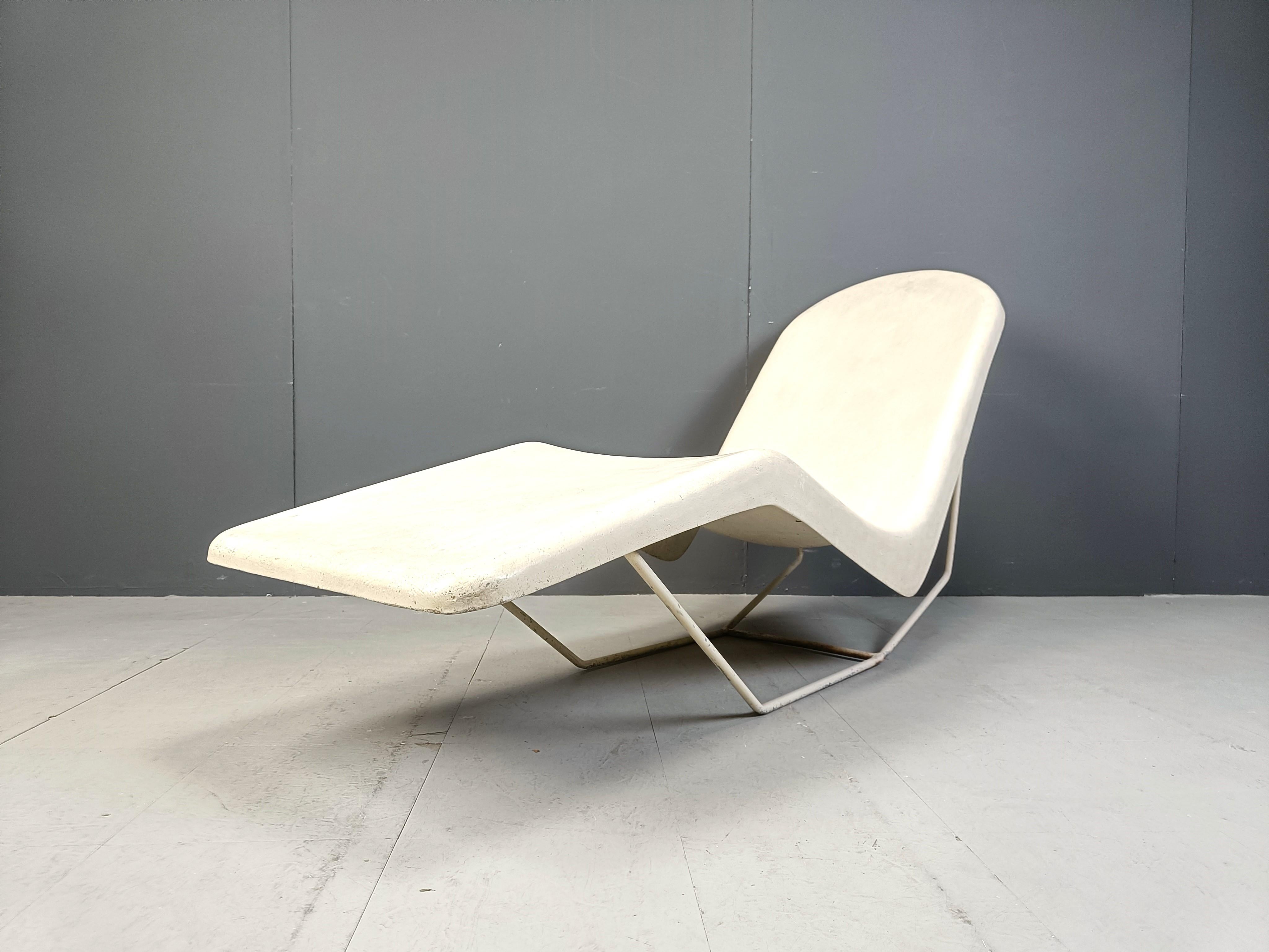 Français Chaise longue en fibre de verre du milieu du siècle, 1960s en vente