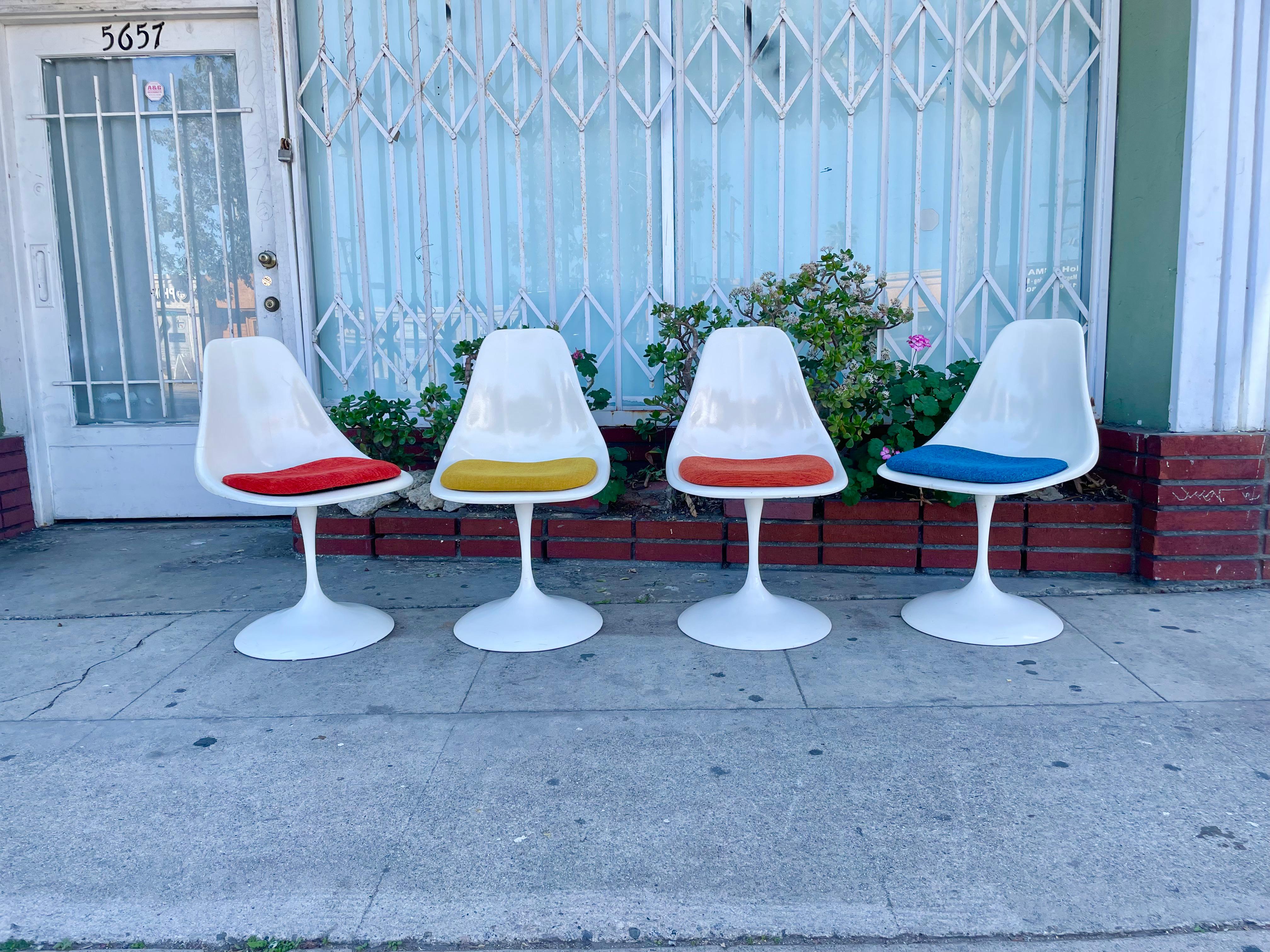 Mid-Century Fiberglass Dining Chairs Styled After Eero Saarinen In Good Condition For Sale In North Hollywood, CA
