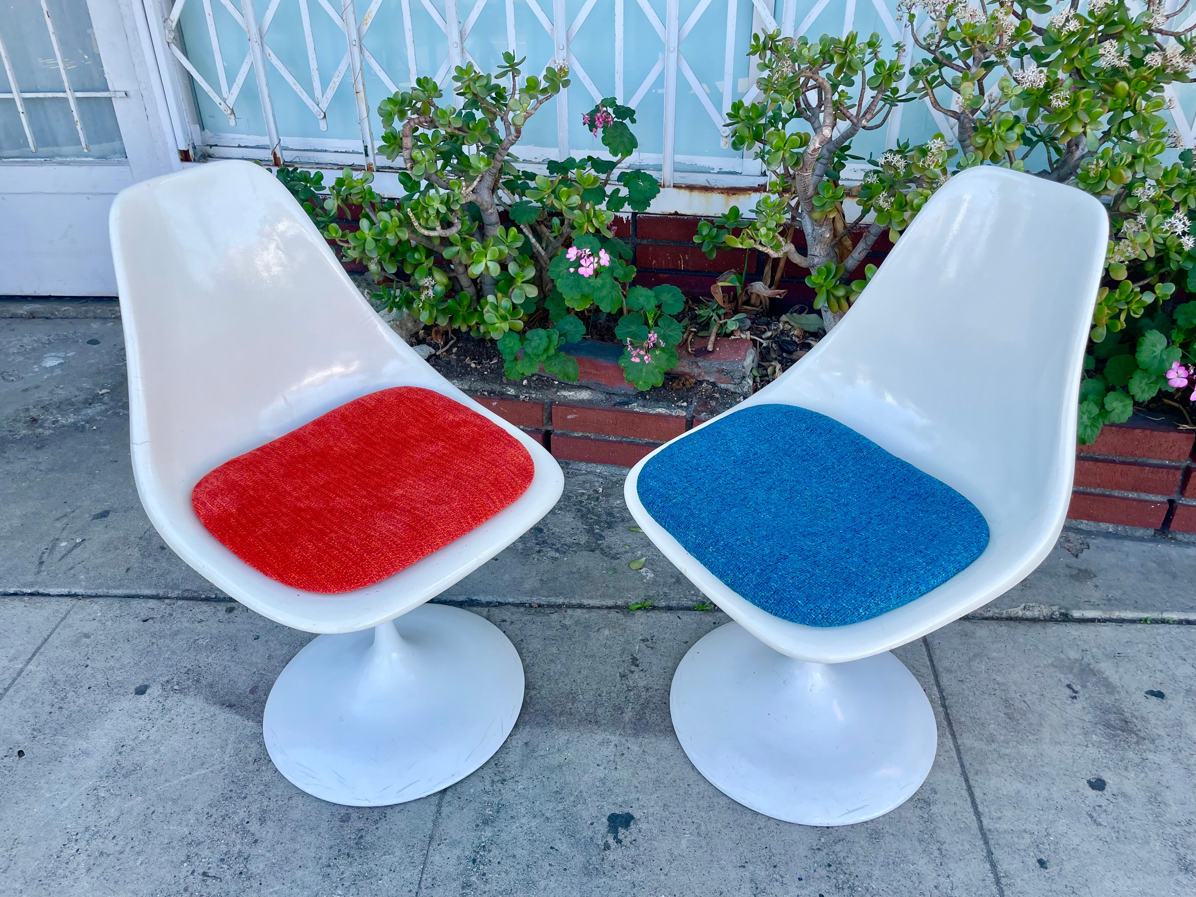 Mid-Century Fiberglass Dining Chairs Styled After Eero Saarinen For Sale 3