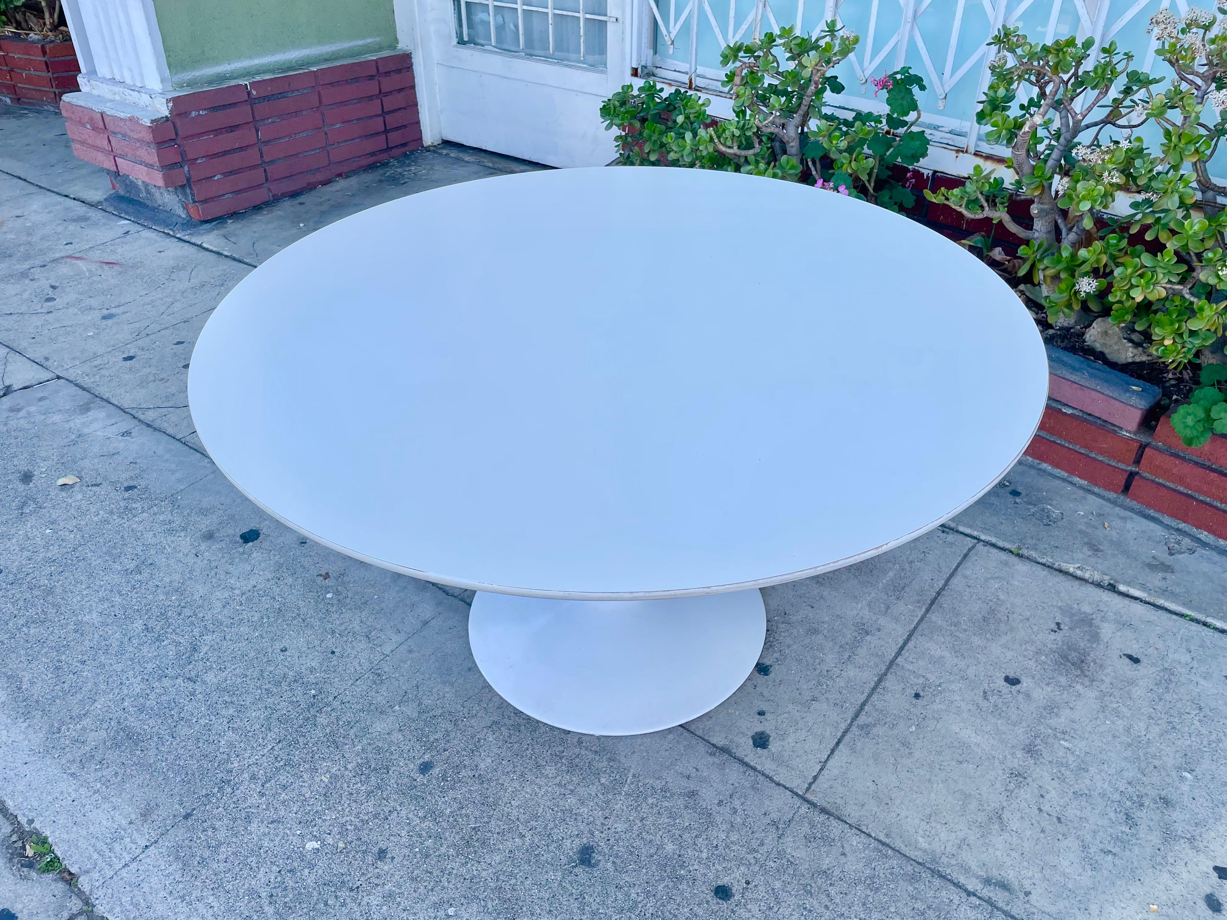 Mid-Century Fiberglass Dining Table Styled After Eero Saarinen In Good Condition For Sale In North Hollywood, CA