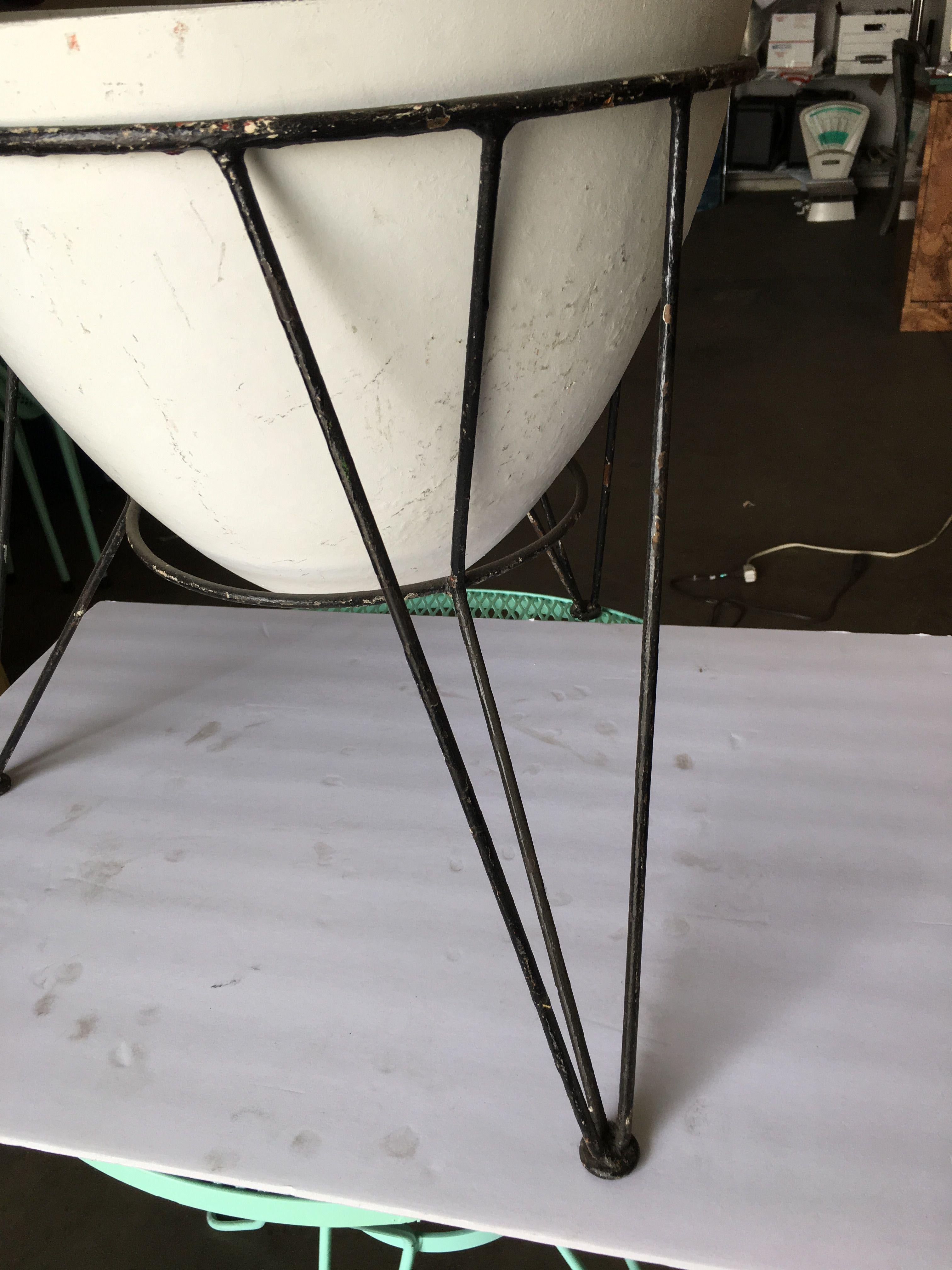 Midcentury Fiberglass Planter on Iron Wire Tripod Base In Excellent Condition In Van Nuys, CA