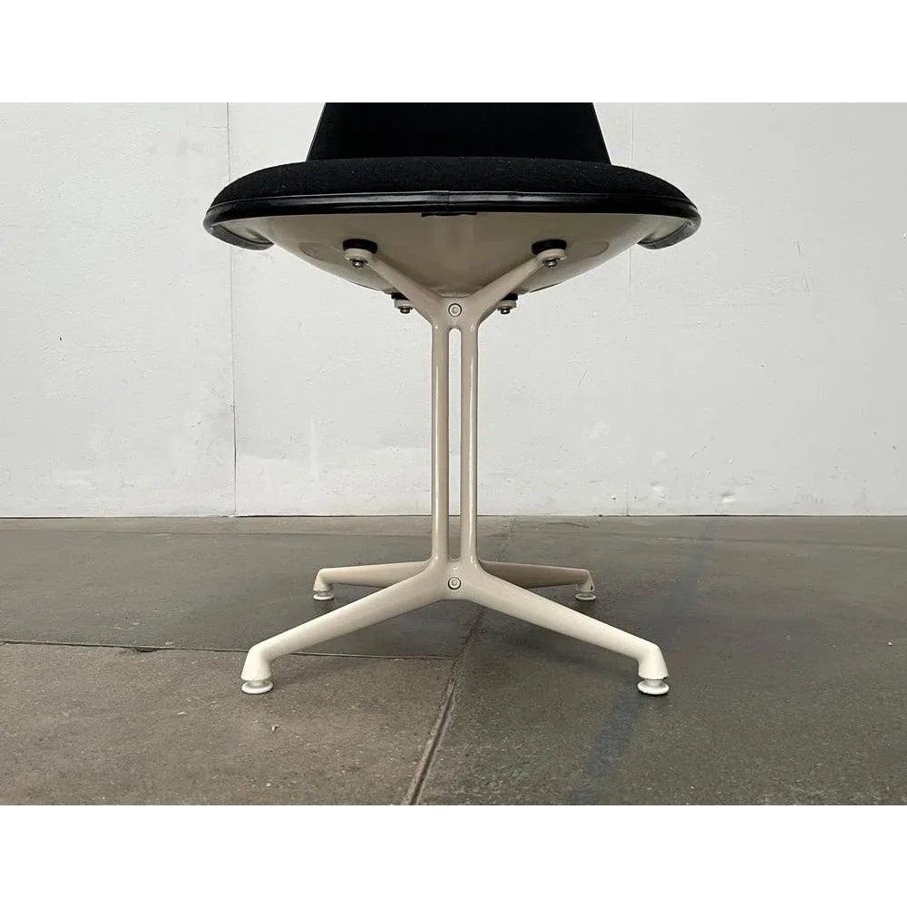 Chaise d'appoint en fibre de verre du milieu du siècle avec base La Fonda de Charles & Ray, années 1960 en vente 3