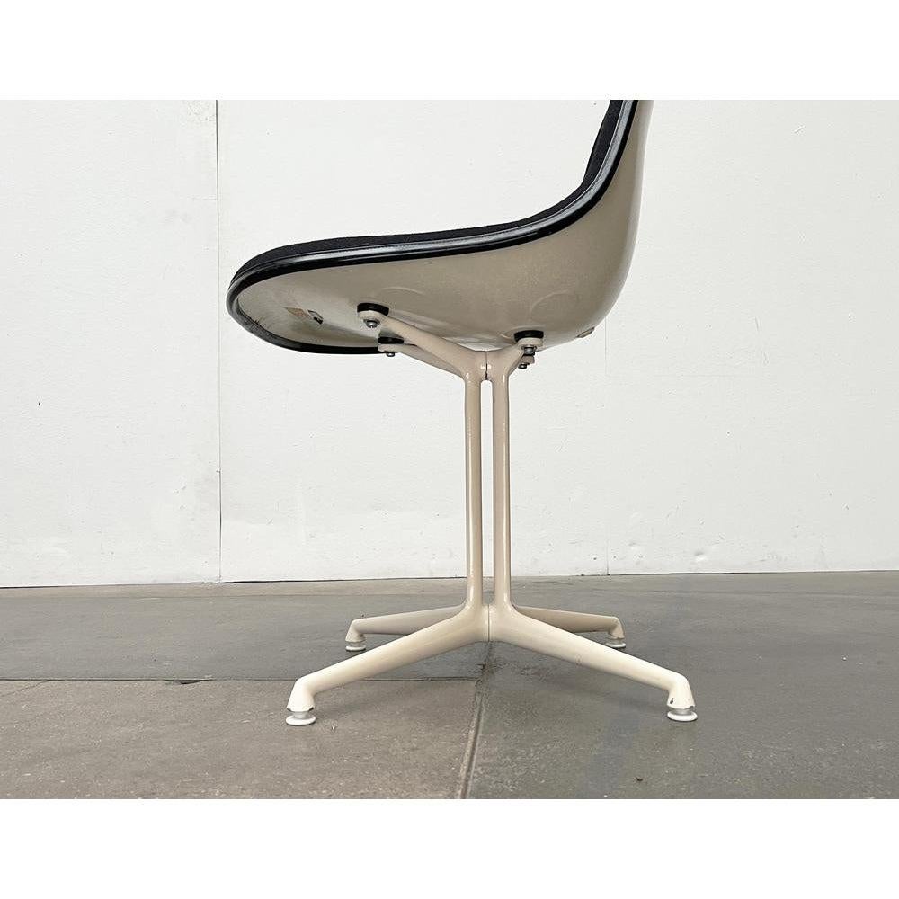 Chaise d'appoint en fibre de verre du milieu du siècle avec base La Fonda de Charles & Ray, années 1960 en vente 4