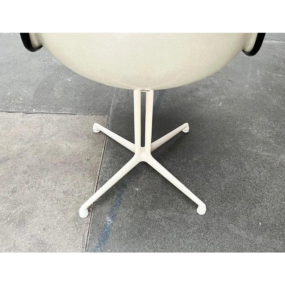 Chaise d'appoint en fibre de verre du milieu du siècle avec base La Fonda de Charles & Ray, années 1960 en vente 5