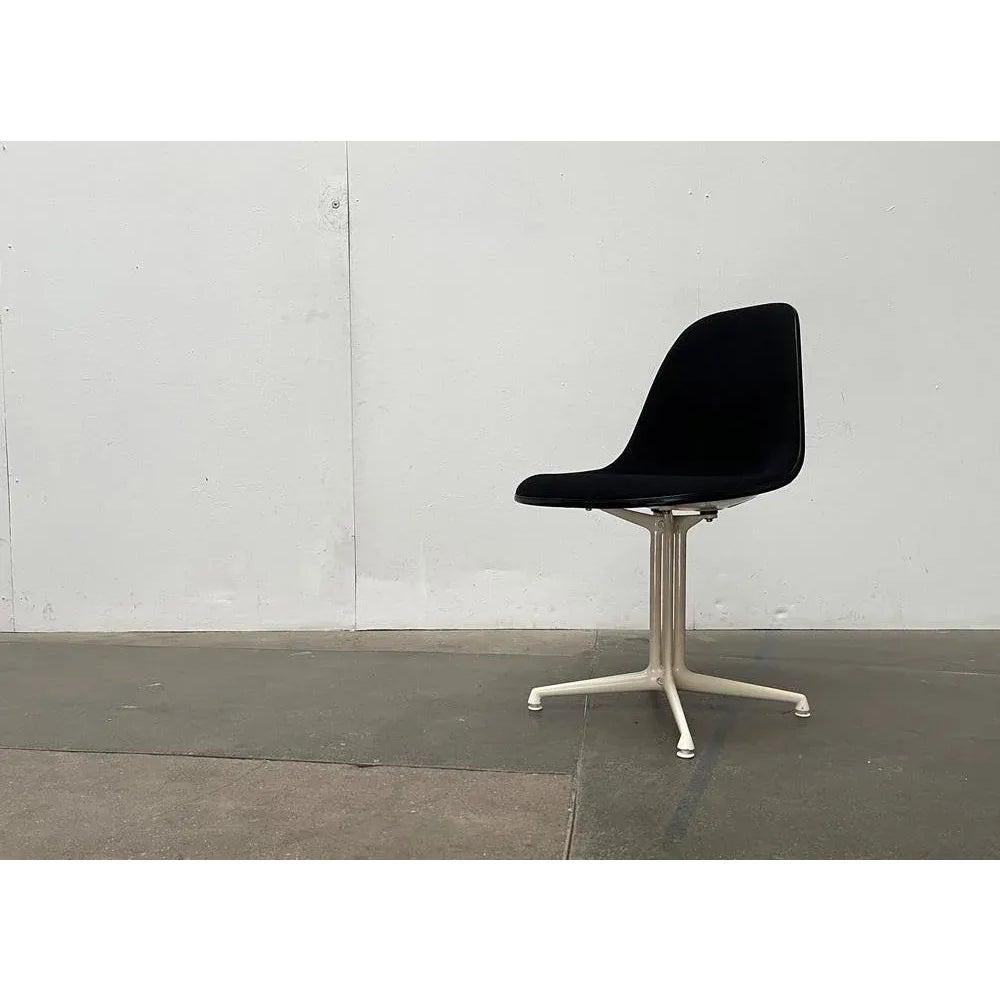 Original Herman Miller Eames Side Chair en fibre de verre avec Hopsak noir et élégante base La Fonda.

Le classique de Ray et Charles Eames. Le revêtement en Hopsak noir est encadré par un cèdre noir. La base filigrane laisse presque flotter la