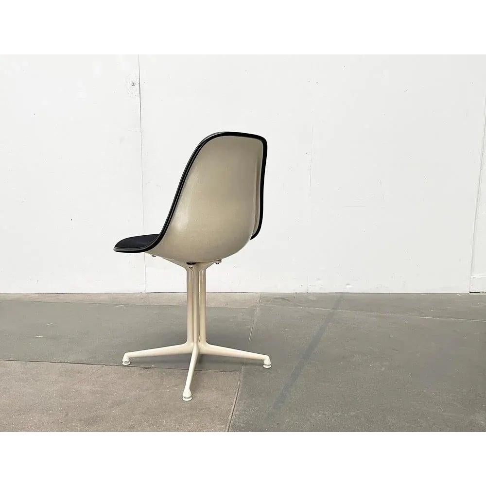 20ième siècle Chaise d'appoint en fibre de verre du milieu du siècle avec base La Fonda de Charles & Ray, années 1960 en vente