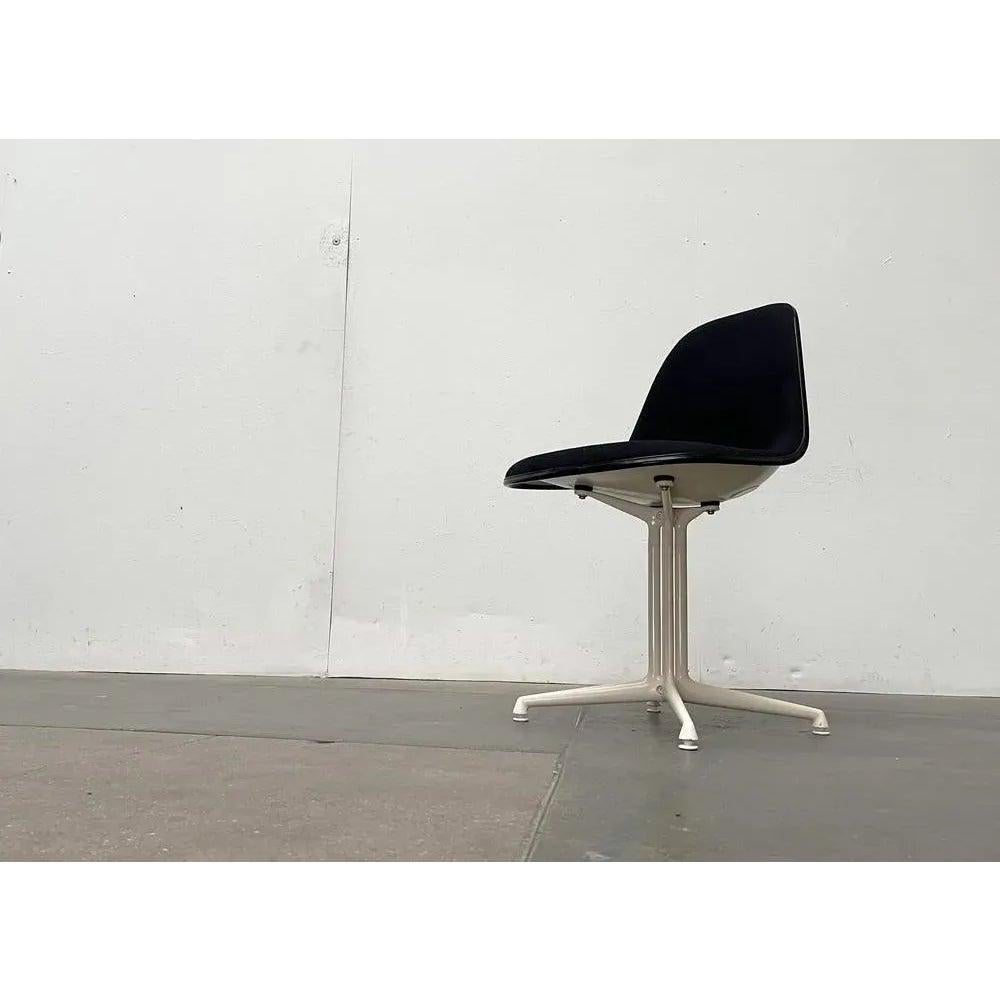 Métal Chaise d'appoint en fibre de verre du milieu du siècle avec base La Fonda de Charles & Ray, années 1960 en vente