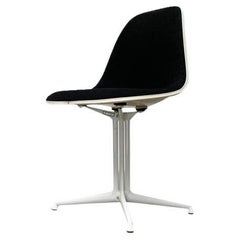 Silla auxiliar de fibra de vidrio de mediados de siglo con base La Fonda de Charles & Ray, Años 60