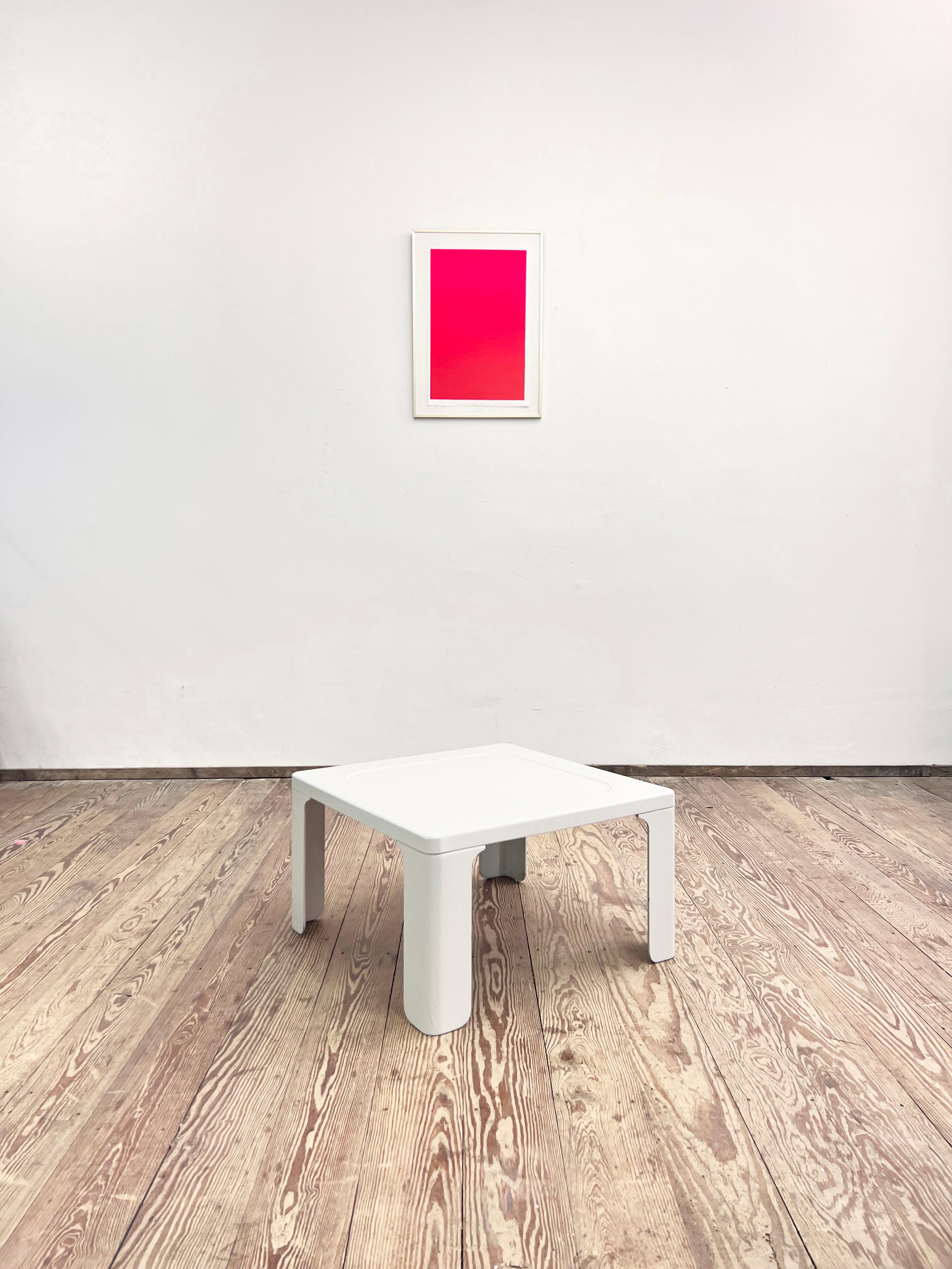 Dimensions ca. 65x 65 x 36 cm (WxDxHxSH)

This shapely coffee table was designed by German Designer Dieter Rams for Vitsoe in the 1960s in Germany. The table is part of the 620 series. The table is made out of palstic with a white coat. The legs can