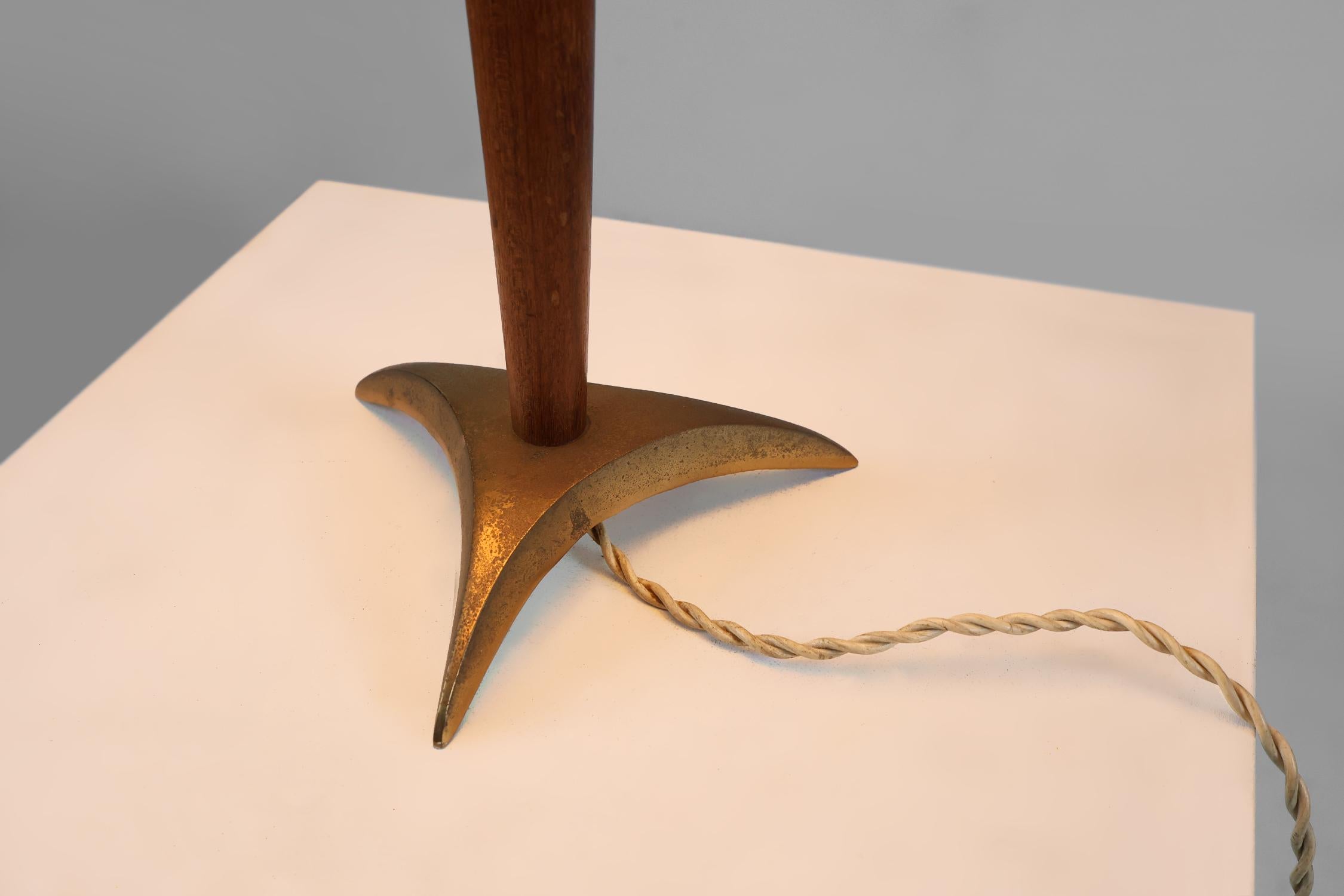 Mid-century fifties red desk lamp in metal, brass and teak wood, France In Good Condition In Meulebeke, BE