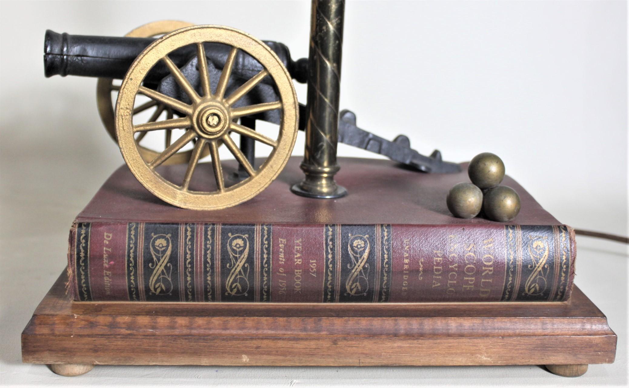 Lampe de bureau ou de table à livres figurative en fonte et cuir avec canon, milieu du siècle dernier en vente 5