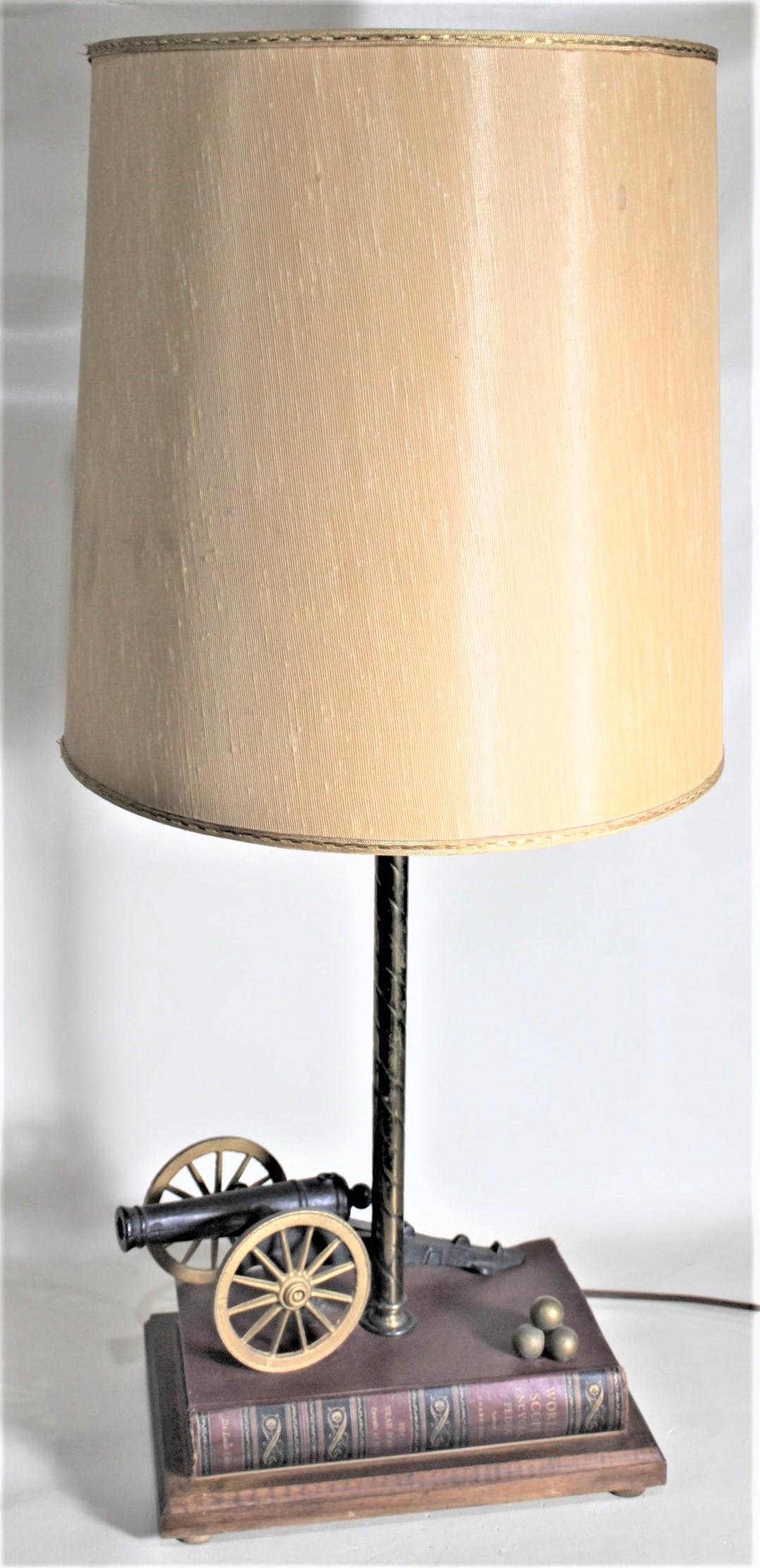 Mid-Century Modern Lampe de bureau ou de table à livres figurative en fonte et cuir avec canon, milieu du siècle dernier en vente