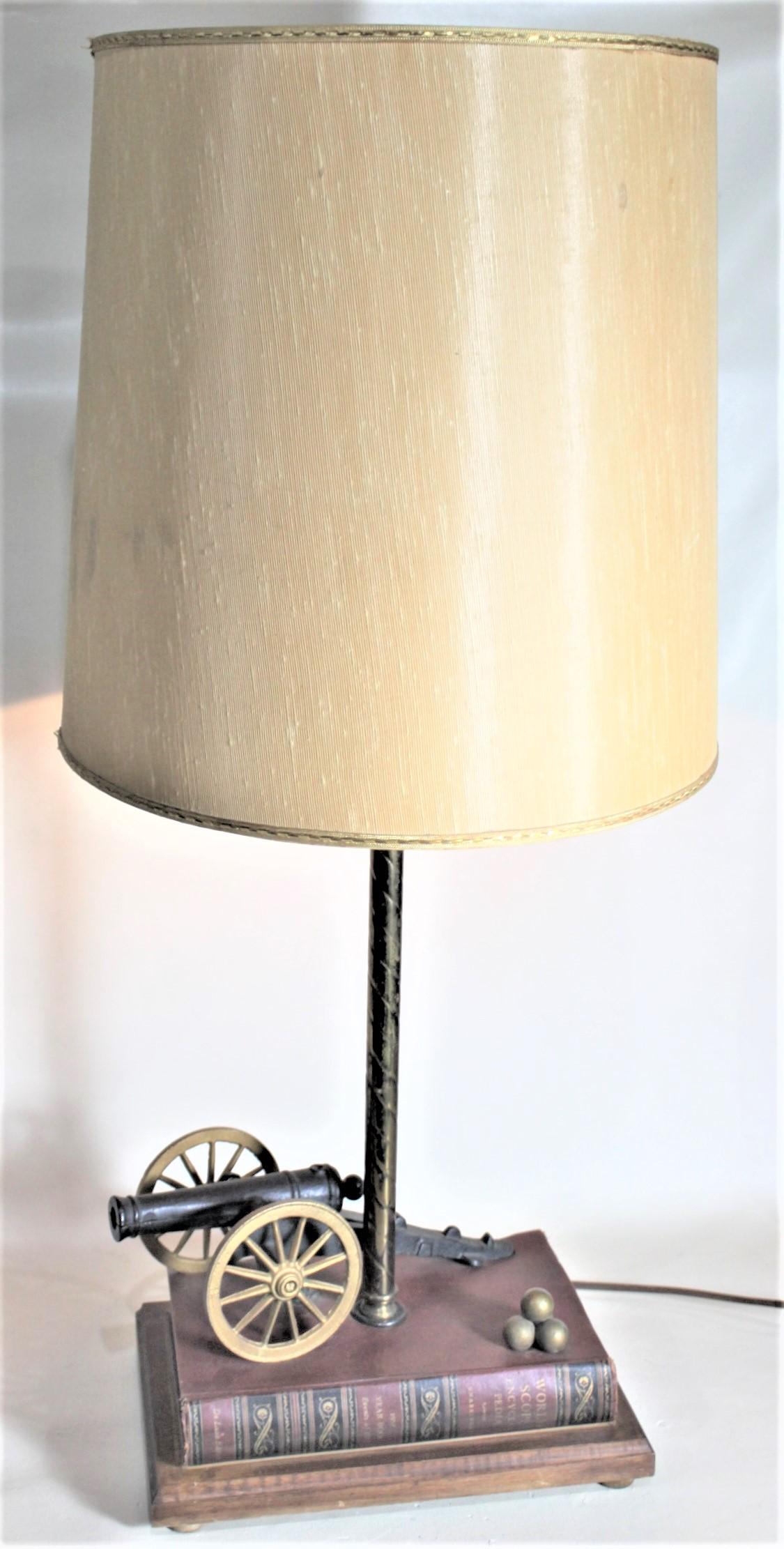 Canadien Lampe de bureau ou de table à livres figurative en fonte et cuir avec canon, milieu du siècle dernier en vente