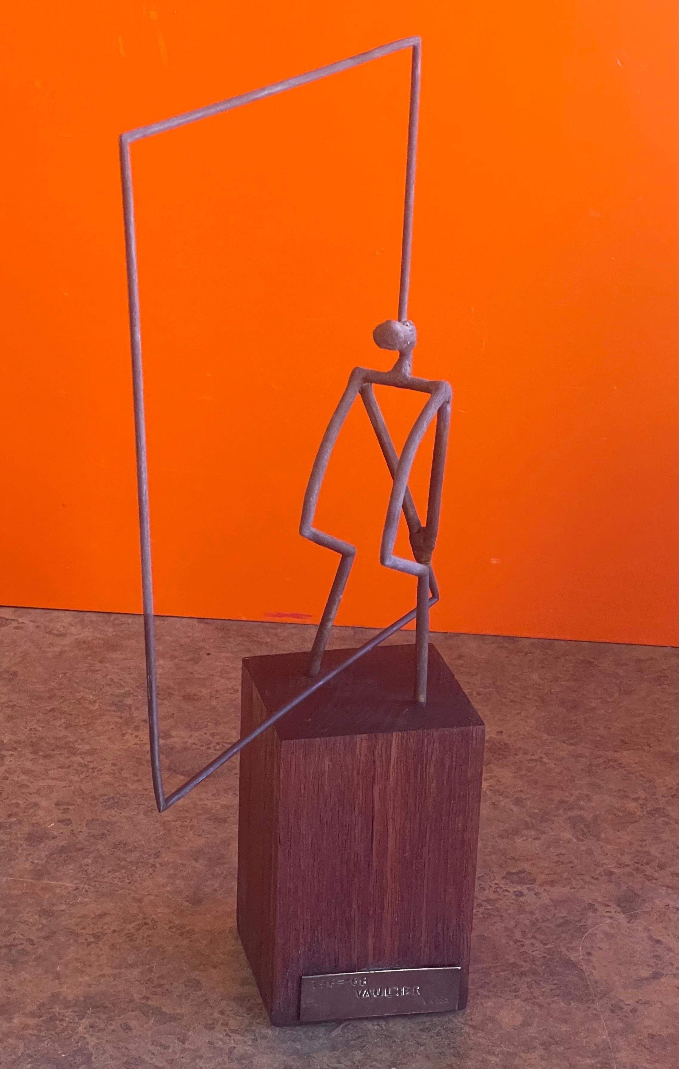 Mid-Century-Figurenskulptur auf Walnussholzsockel mit dem Titel „Vaulter““ von Ken Vares (Moderne der Mitte des Jahrhunderts) im Angebot