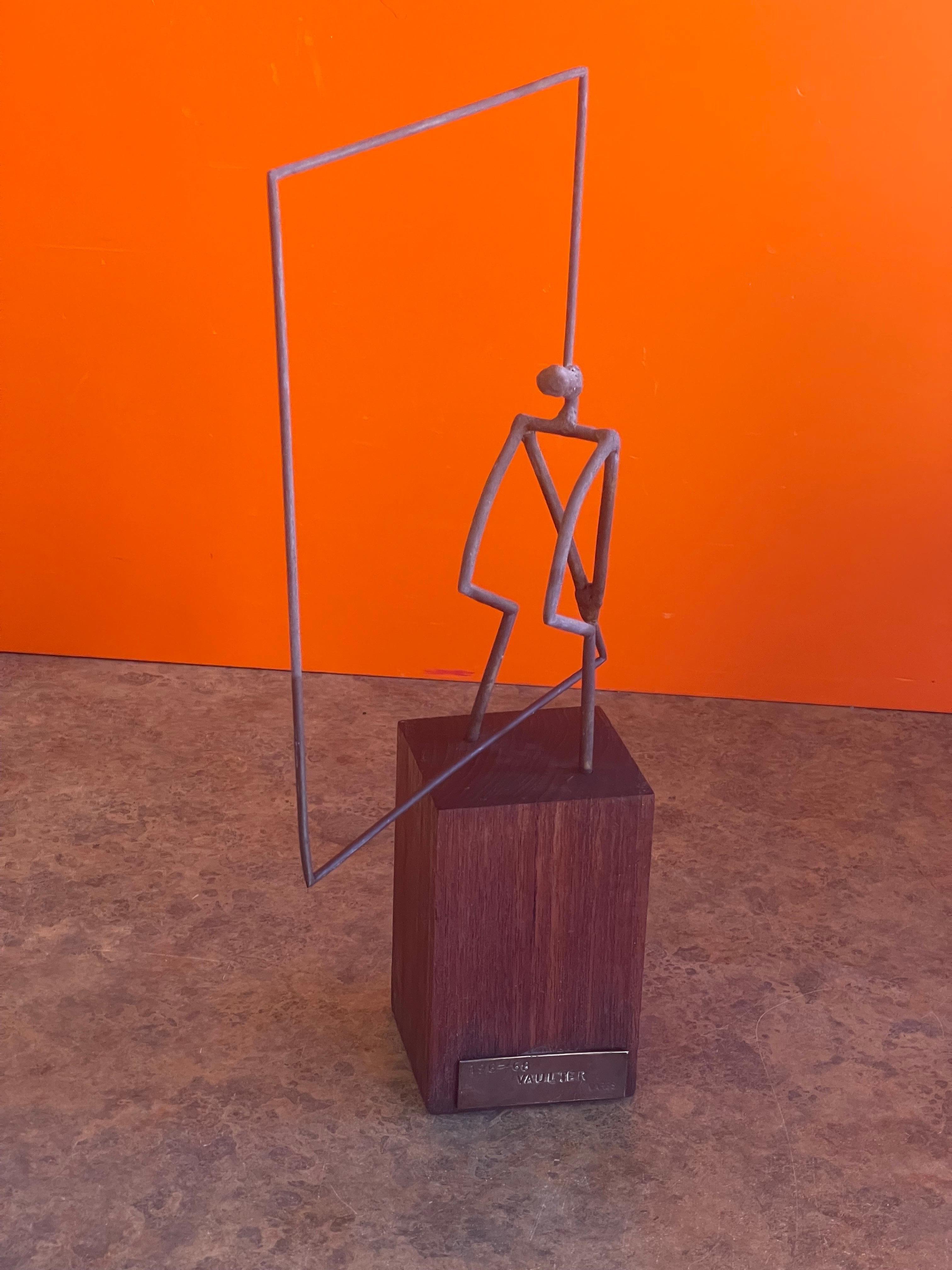 Mid-Century-Figurenskulptur auf Walnussholzsockel mit dem Titel „Vaulter““ von Ken Vares (amerikanisch) im Angebot