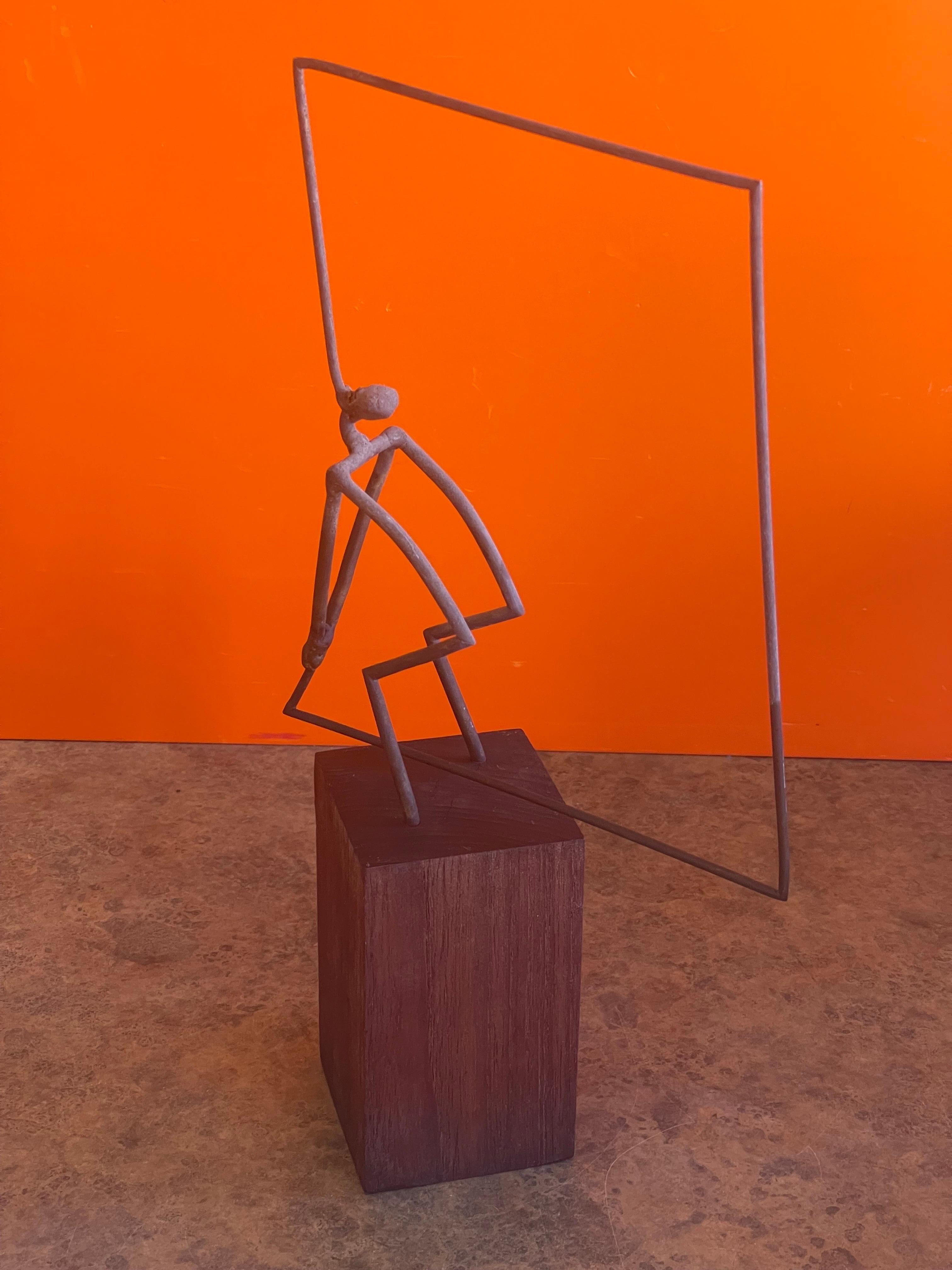 Scultura figurativa di metà secolo su base di noce intitolata 