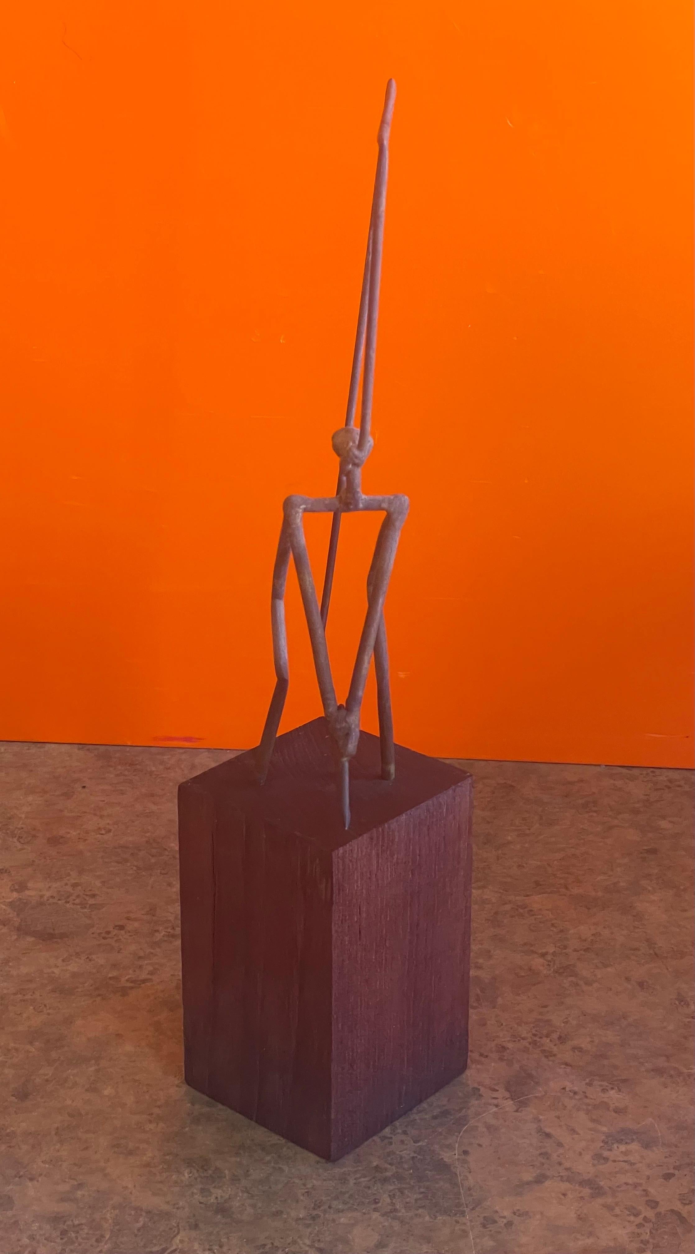 Mid-Century-Figurenskulptur auf Walnussholzsockel mit dem Titel „Vaulter““ von Ken Vares (20. Jahrhundert) im Angebot