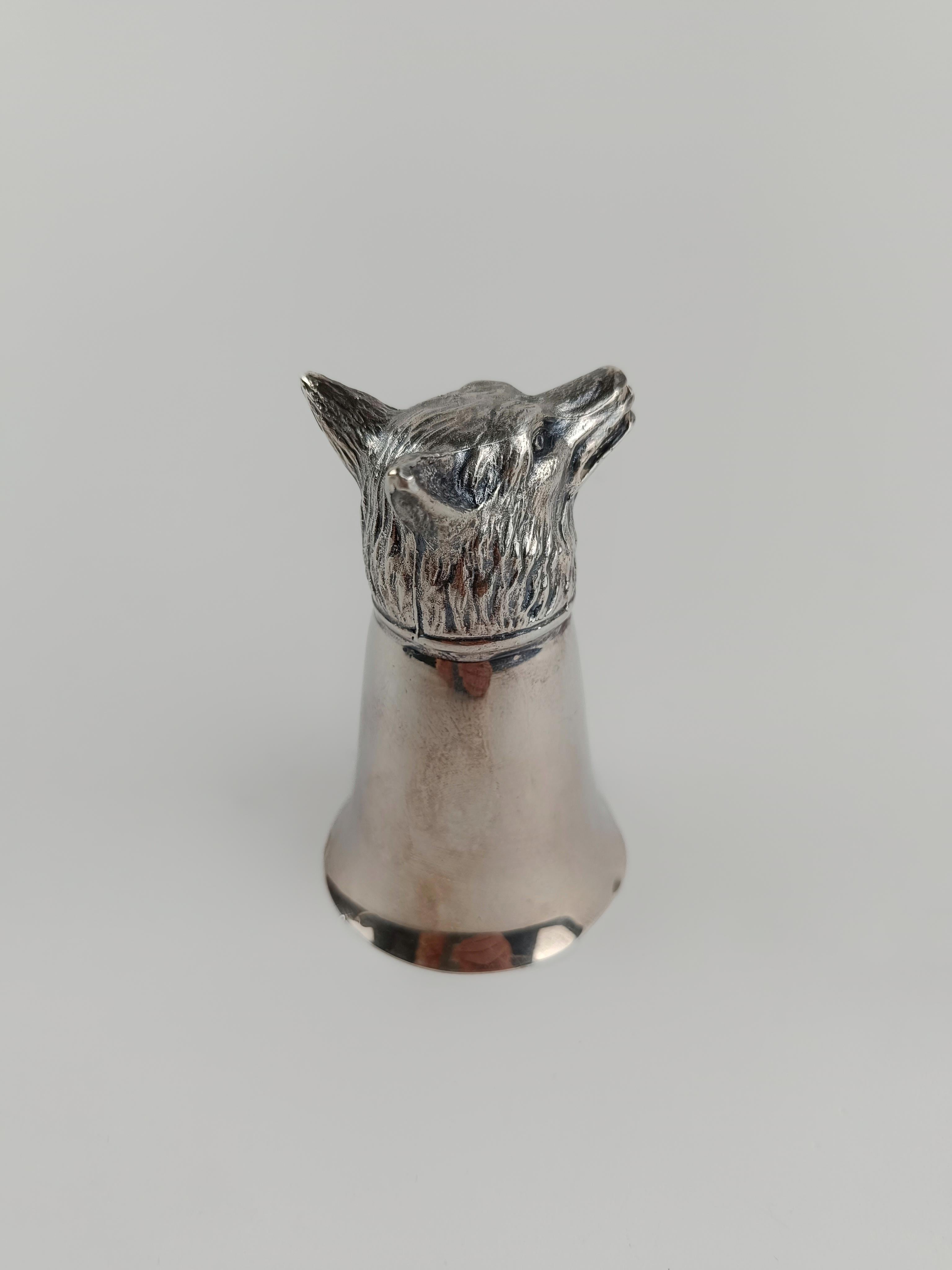Mitte des Jahrhunderts Figural Silber Platte Wolf Kopf Jigger Barware Stirrup Cup (Alpaka) im Angebot
