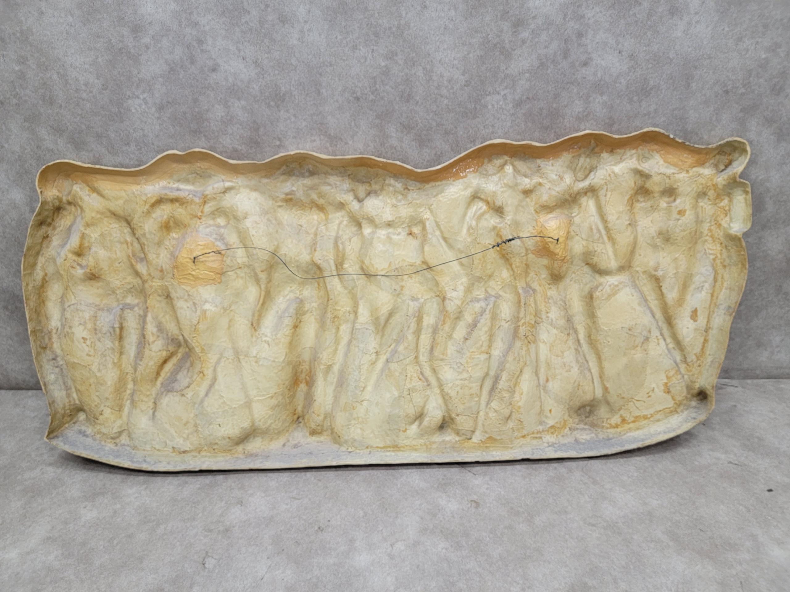 Mid-Century Modern Art mural figuratif du milieu du siècle dernier attribué au style sarcophage romain/grec Farnèse en vente