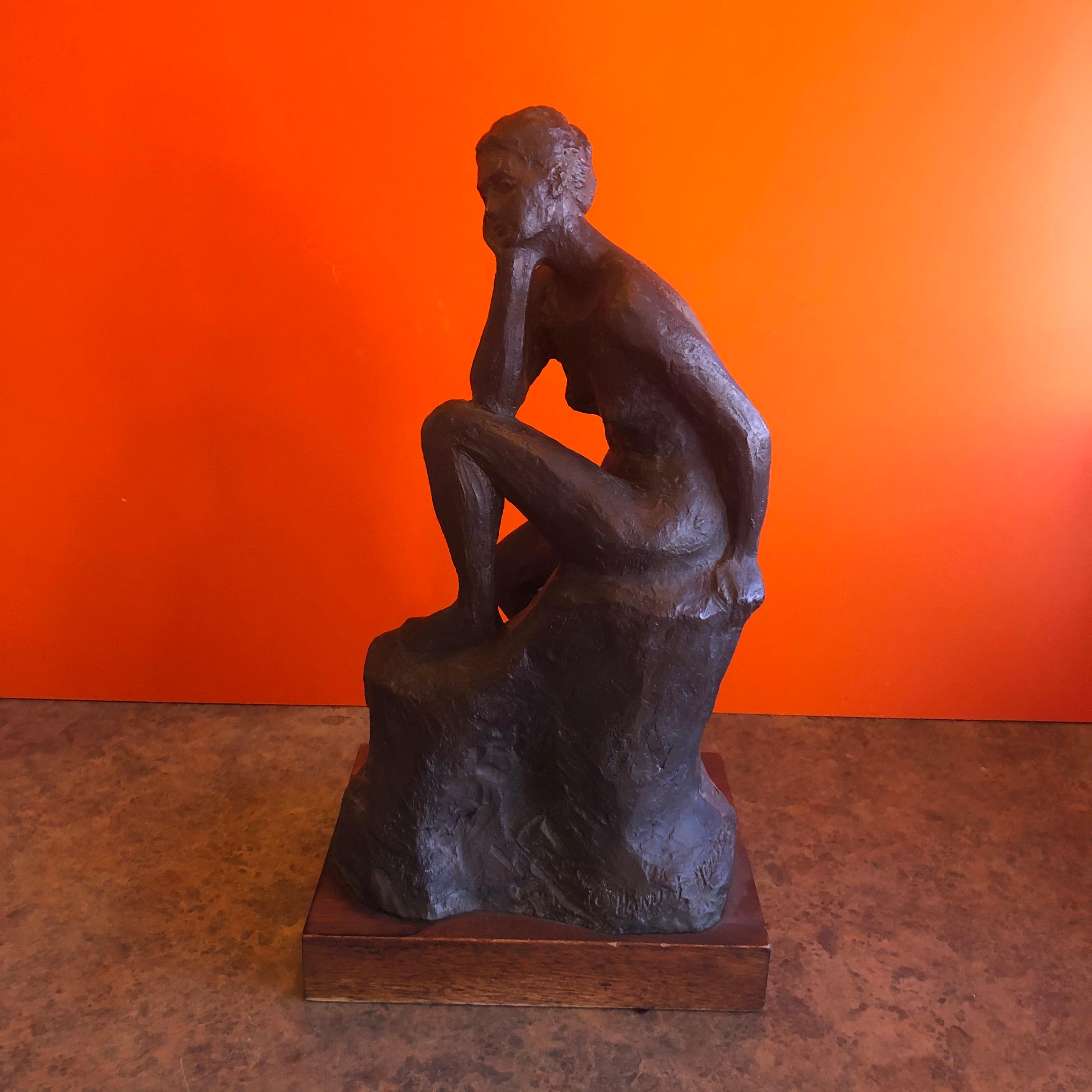 Femme nue figurative du milieu du siècle en bronze sur socle en bois, intitulée 