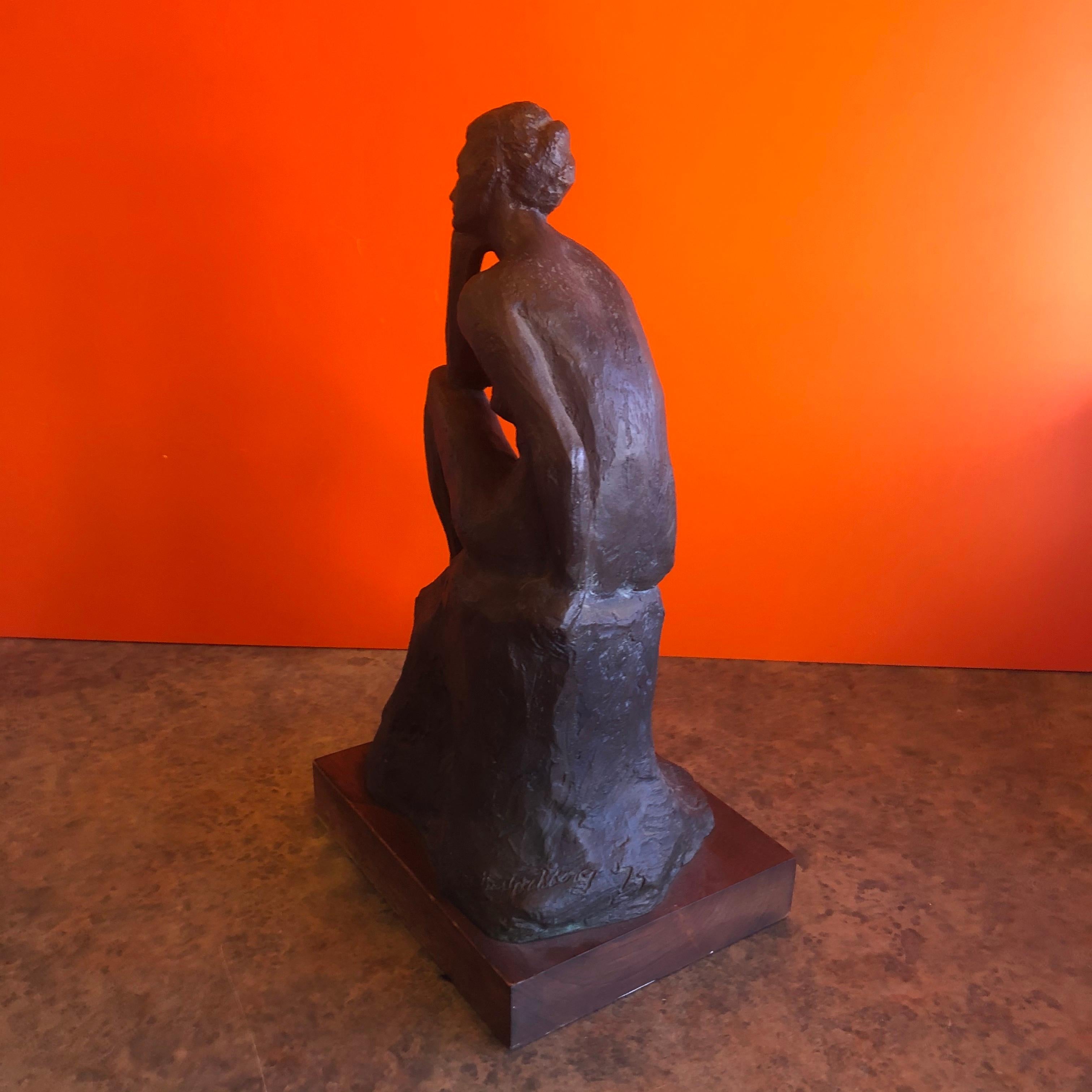 Mid-Century Modern Femme figurative du milieu du siècle en bronze intitulée 