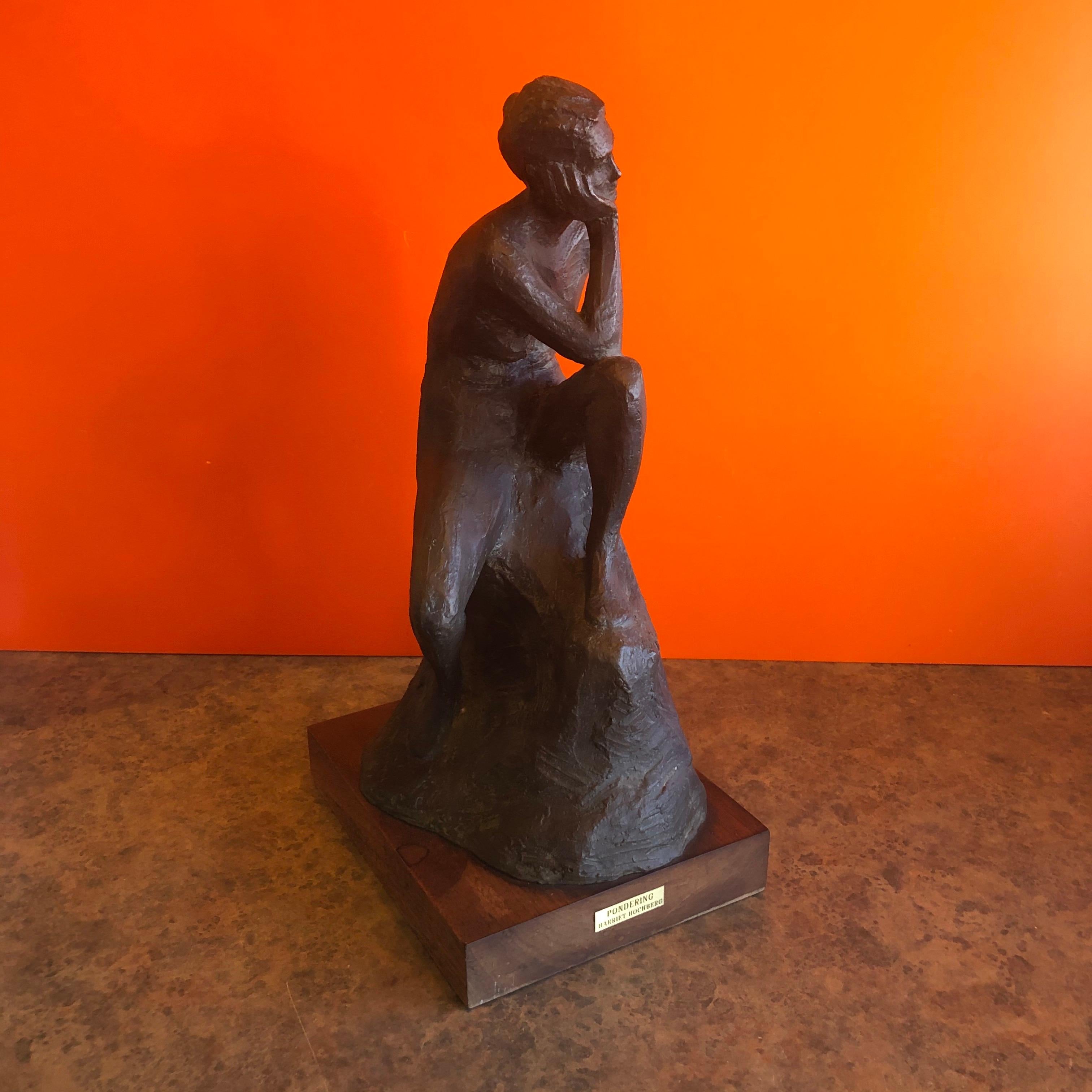 Bronze Femme figurative du milieu du siècle en bronze intitulée 