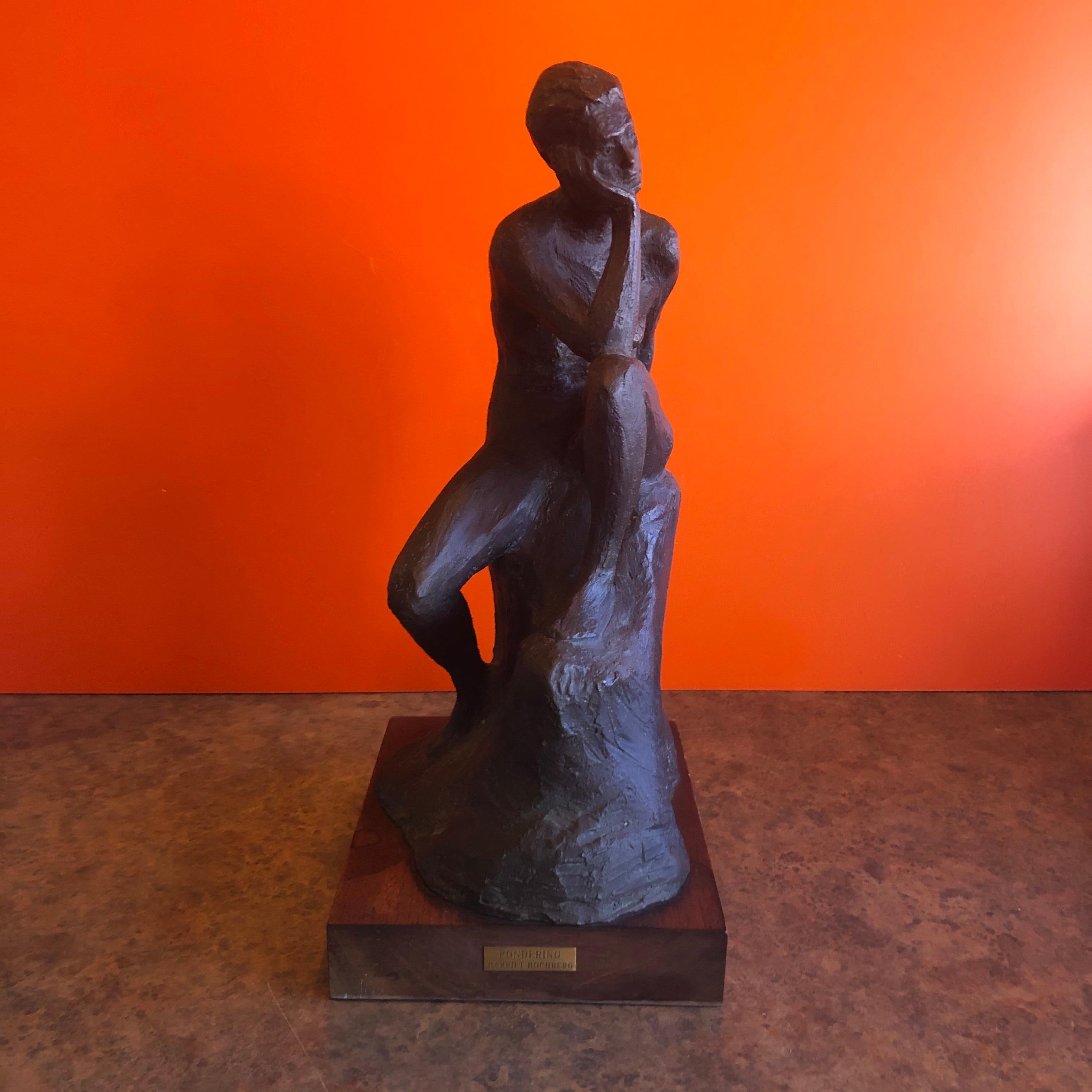 Femme figurative du milieu du siècle en bronze intitulée 