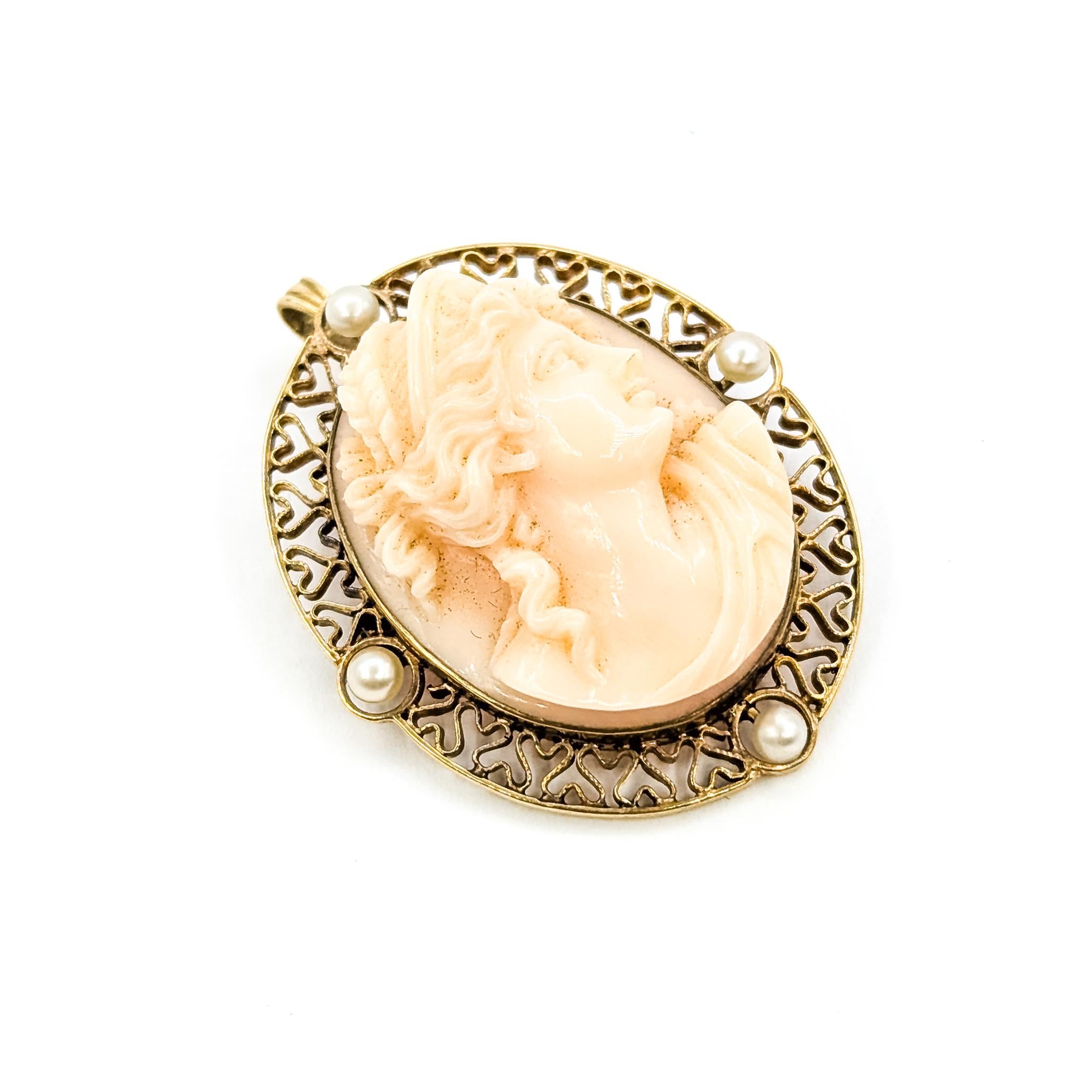 Rétro Ciondolo conchiglia e cammeo di perle in filigrana di metà secolo, 14k in vendita
