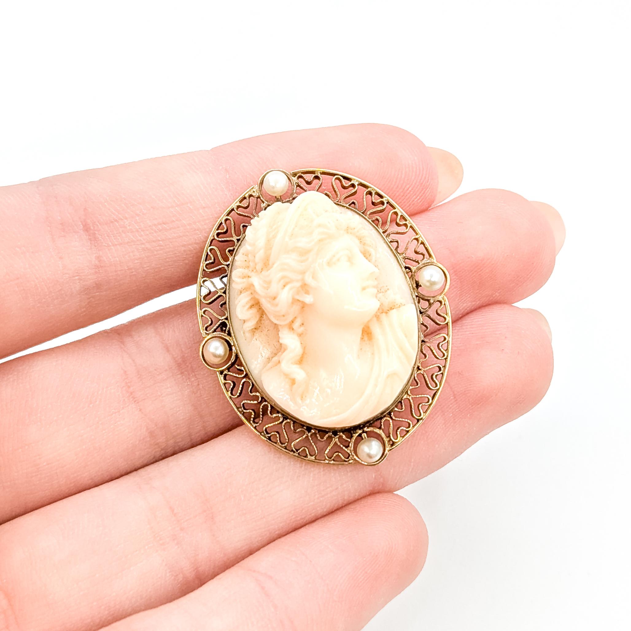 Taglio rotondo Ciondolo conchiglia e cammeo di perle in filigrana di metà secolo, 14k in vendita