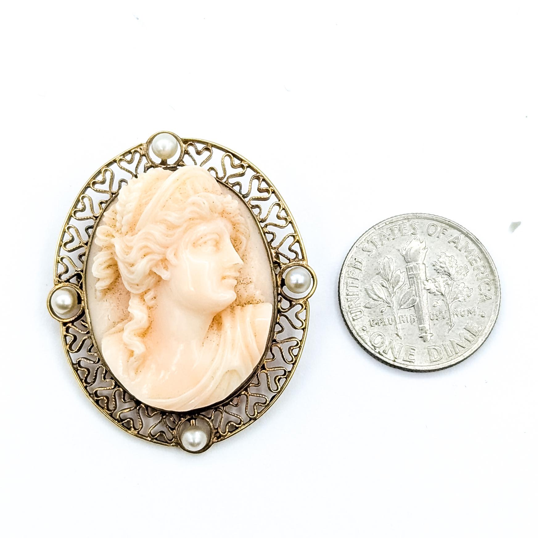 Donna Ciondolo conchiglia e cammeo di perle in filigrana di metà secolo, 14k in vendita