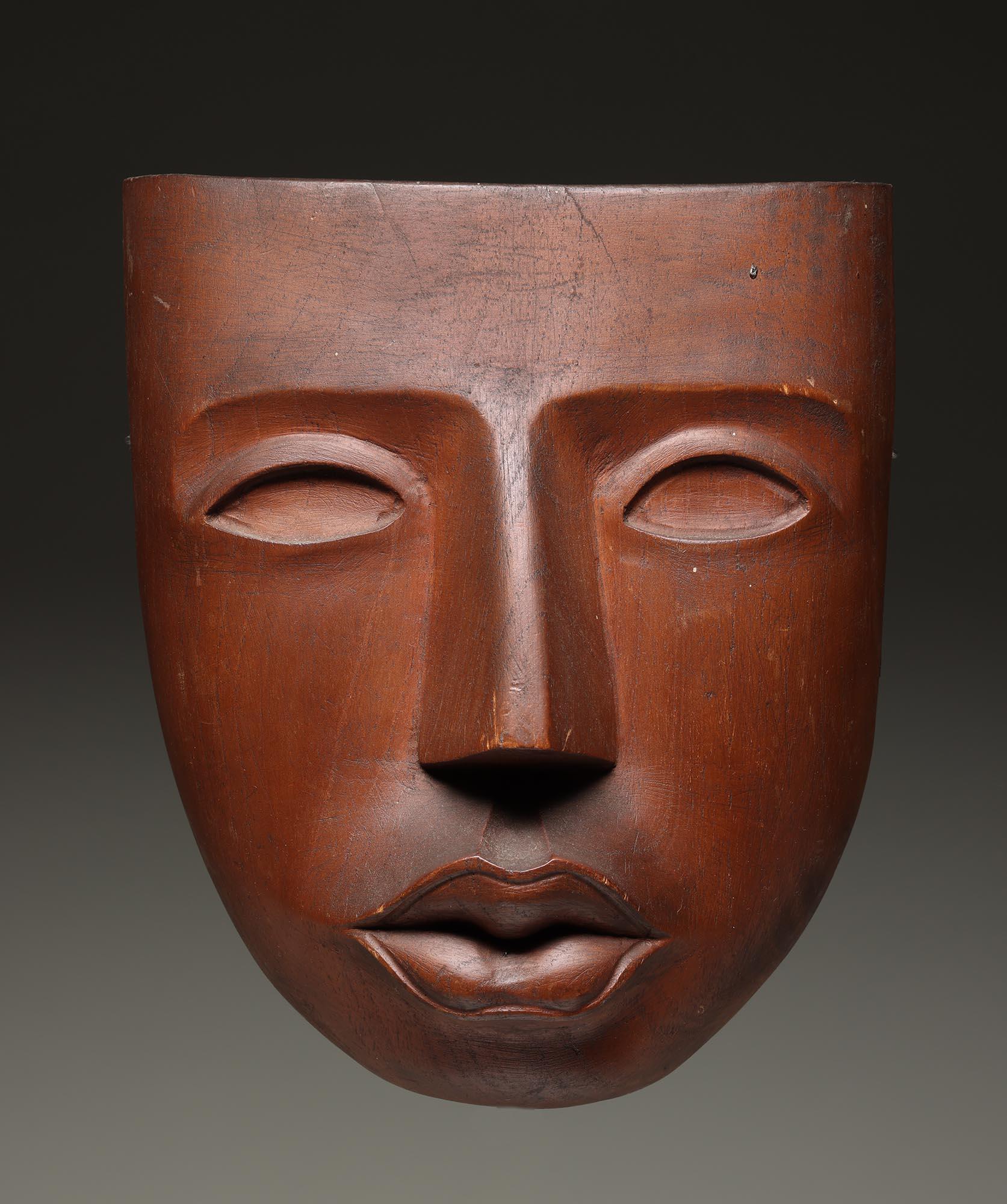 Sehr fein geschnitzte Gesichtsmaske, wahrscheinlich von der Nordwestküste der USA oder Kanada.  Mitte des 20. Jahrhunderts oder früher entstanden, der Künstler ist leider unbekannt.  Geschnitzt leichtes Holz, wahrscheinlich Zeder, von einem