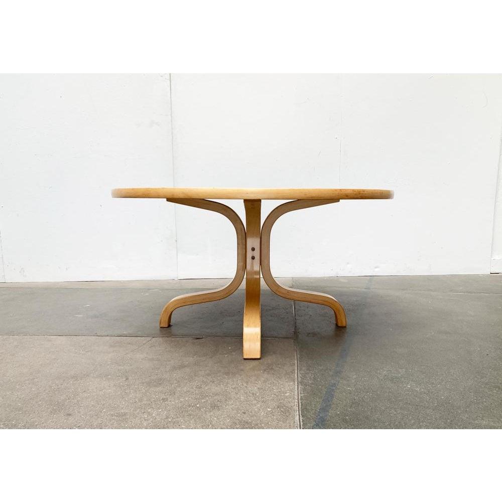Couchtisch des finnischen Herstellers Asko nach einem Entwurf von Ilmari Lappalainen aus den 1960er Jahren.Ein einfaches und ... Weiterlesen Couchtisch des finnischen Herstellers Asko nach einem Entwurf von Ilmari Lappalainen aus den 1960er