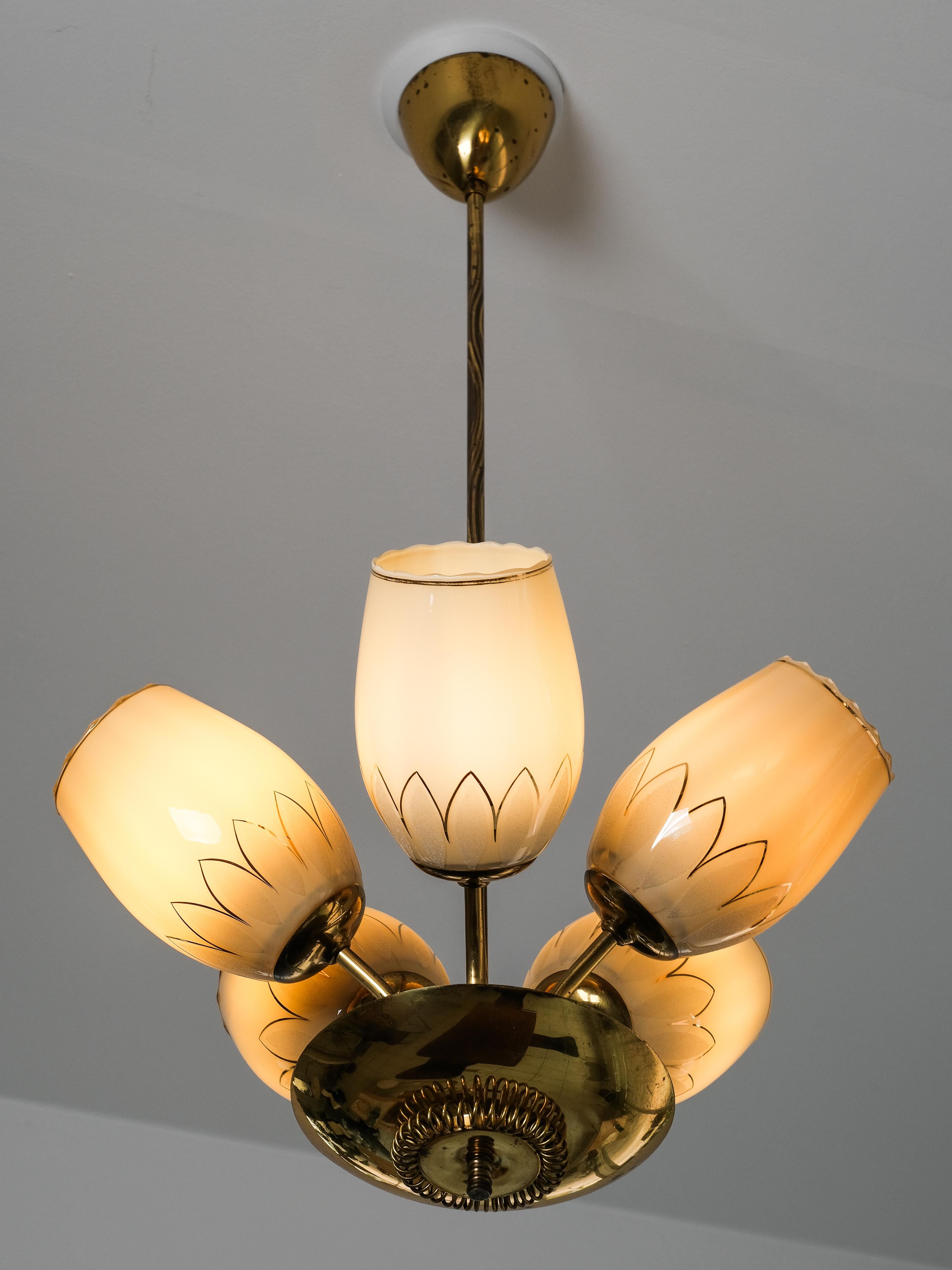 Lampadario finlandese di metà secolo in ottone e vetro di Sievä, anni '50 in vendita 3